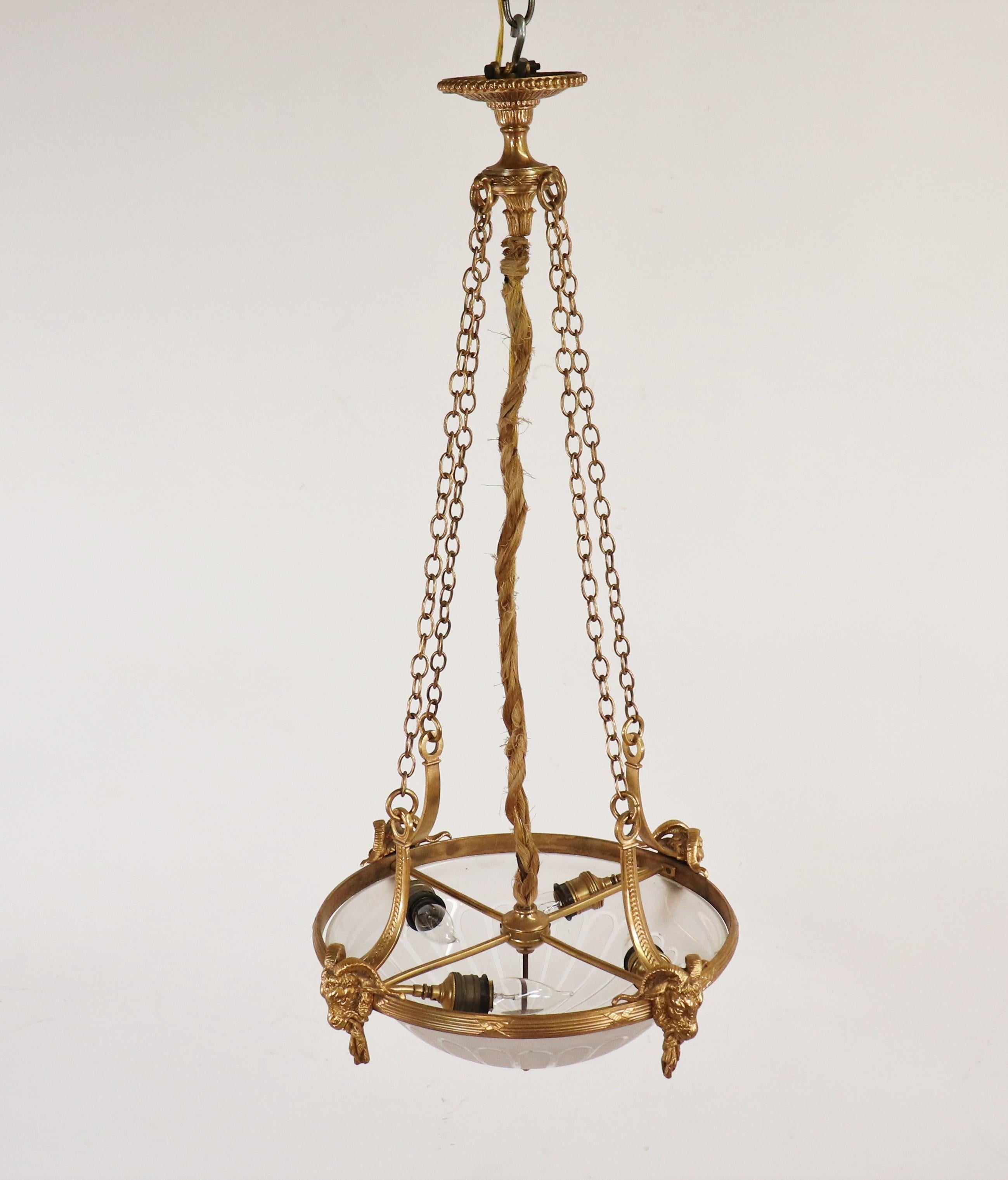 Français Lustre pendentif néoclassique français du début du XXe siècle en bronze doré et verre en vente