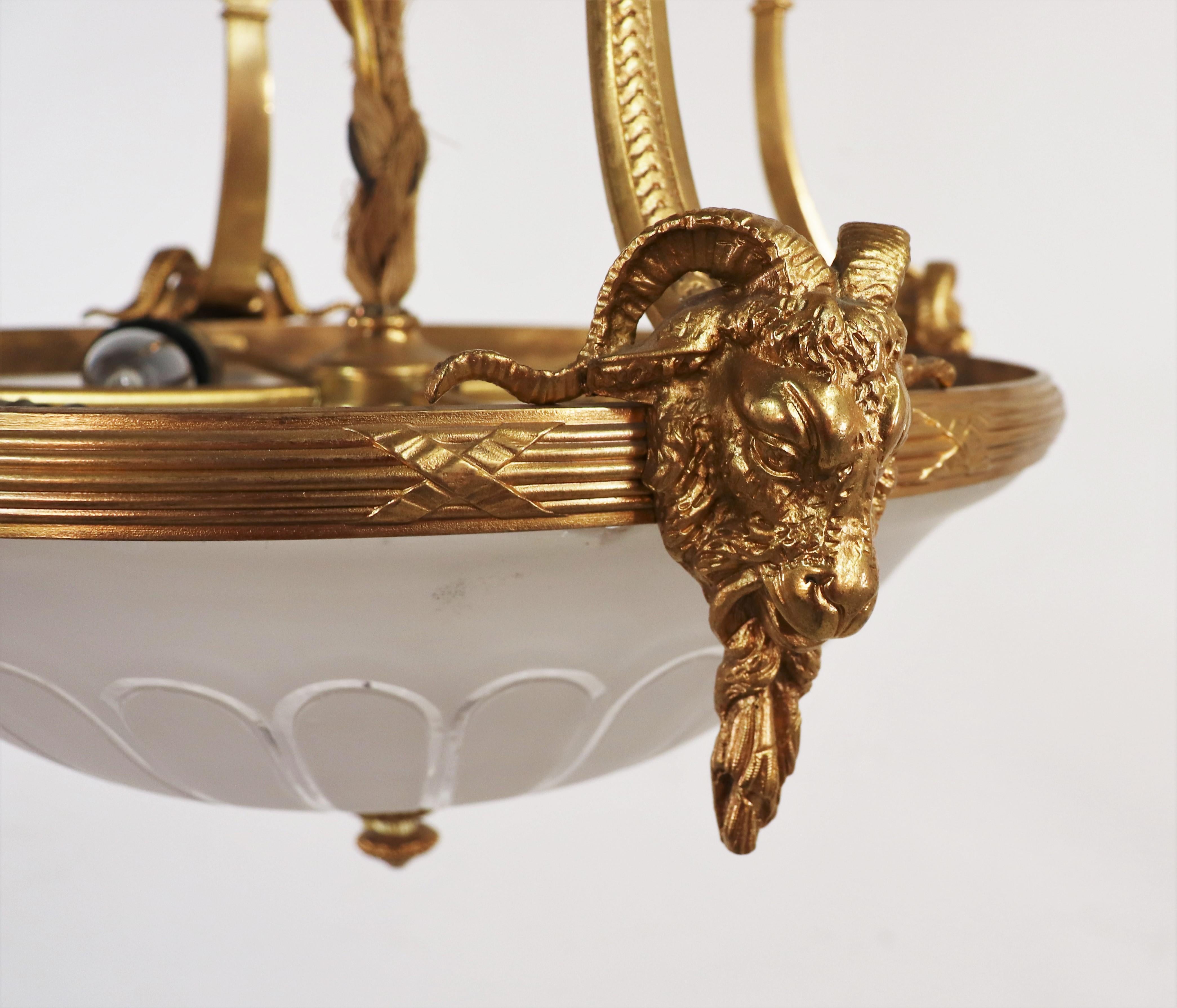 Ferronnerie Lustre pendentif néoclassique français du début du XXe siècle en bronze doré et verre en vente