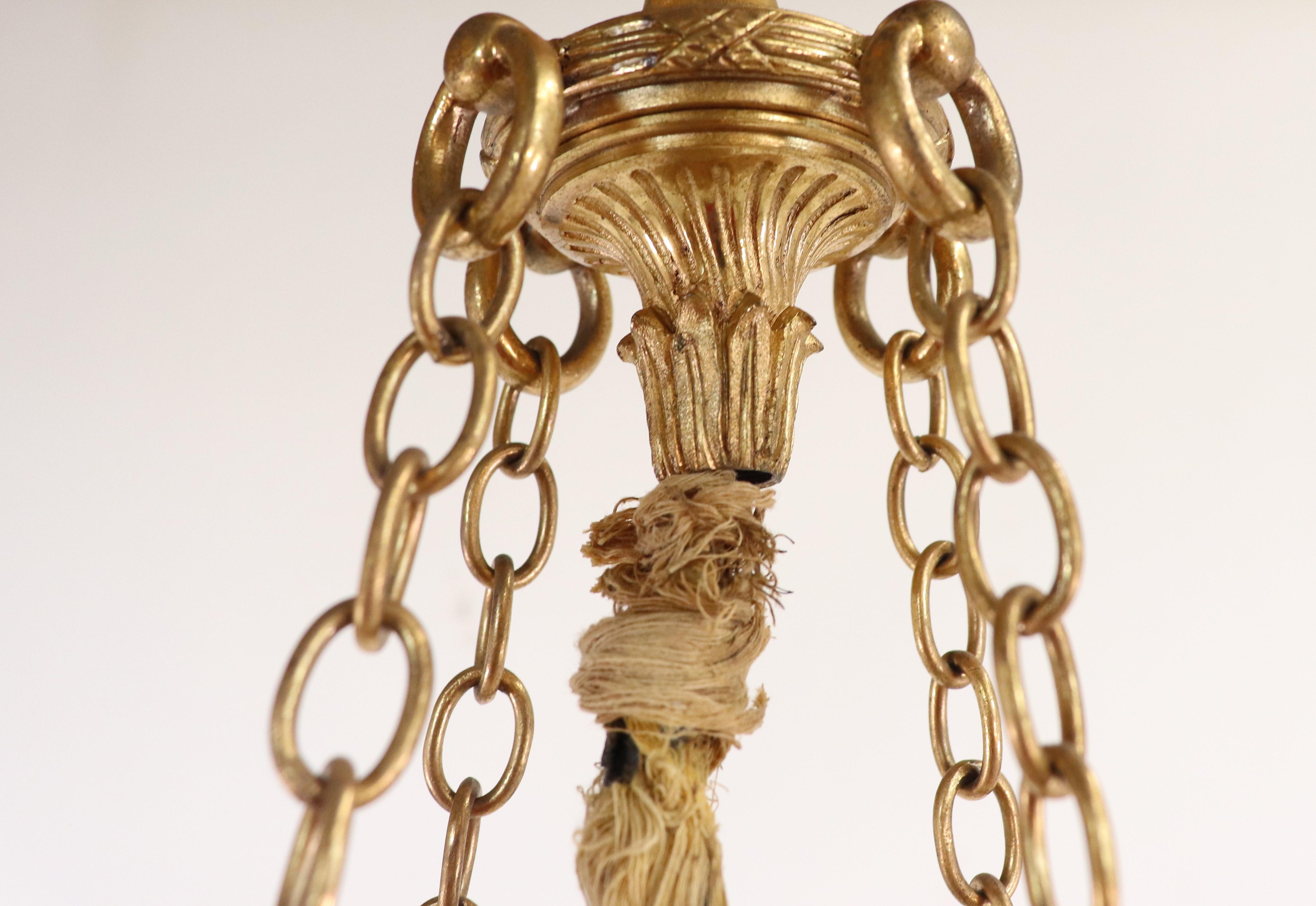 20ième siècle Lustre pendentif néoclassique français du début du XXe siècle en bronze doré et verre en vente