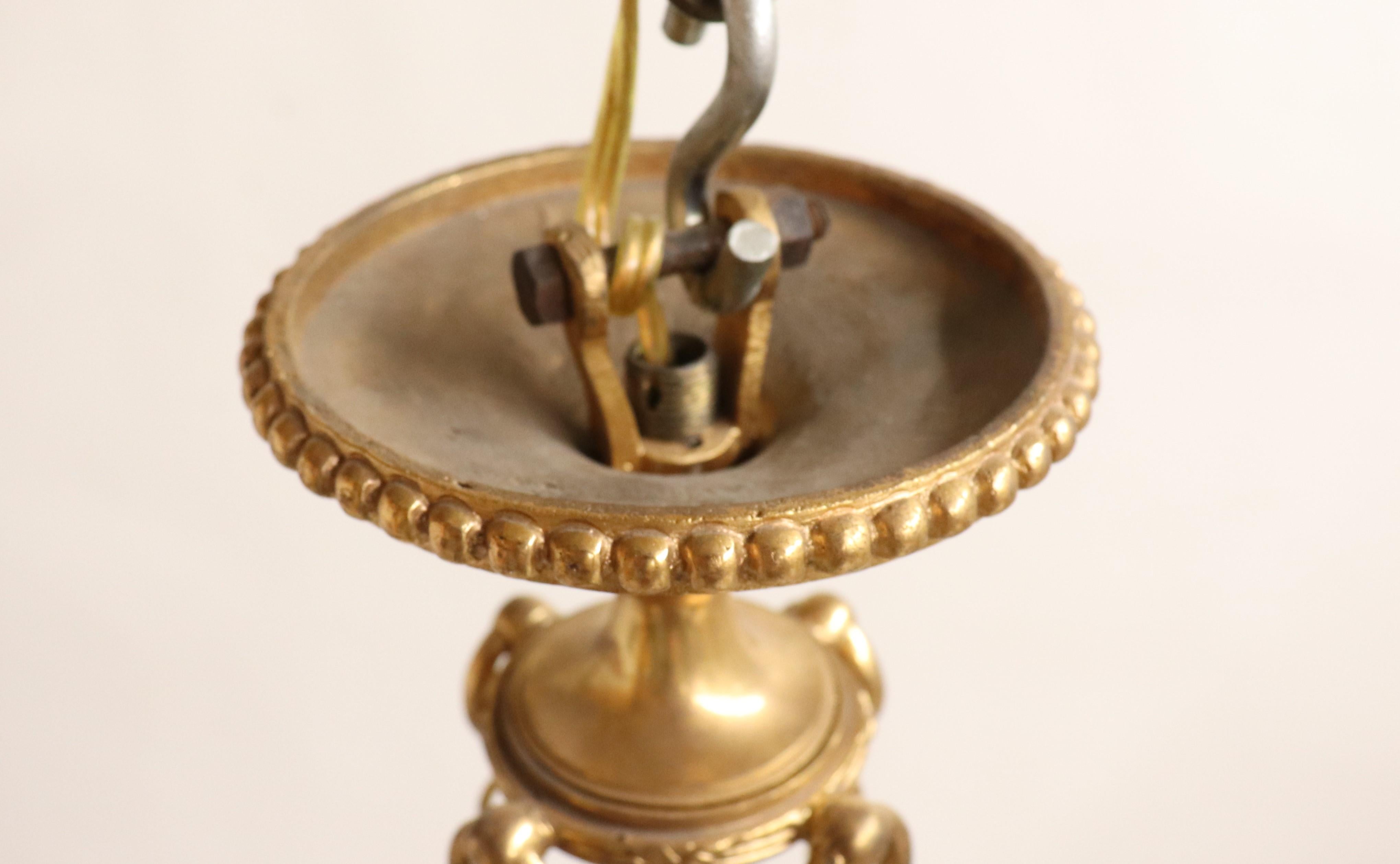 Bronze doré Lustre pendentif néoclassique français du début du XXe siècle en bronze doré et verre en vente