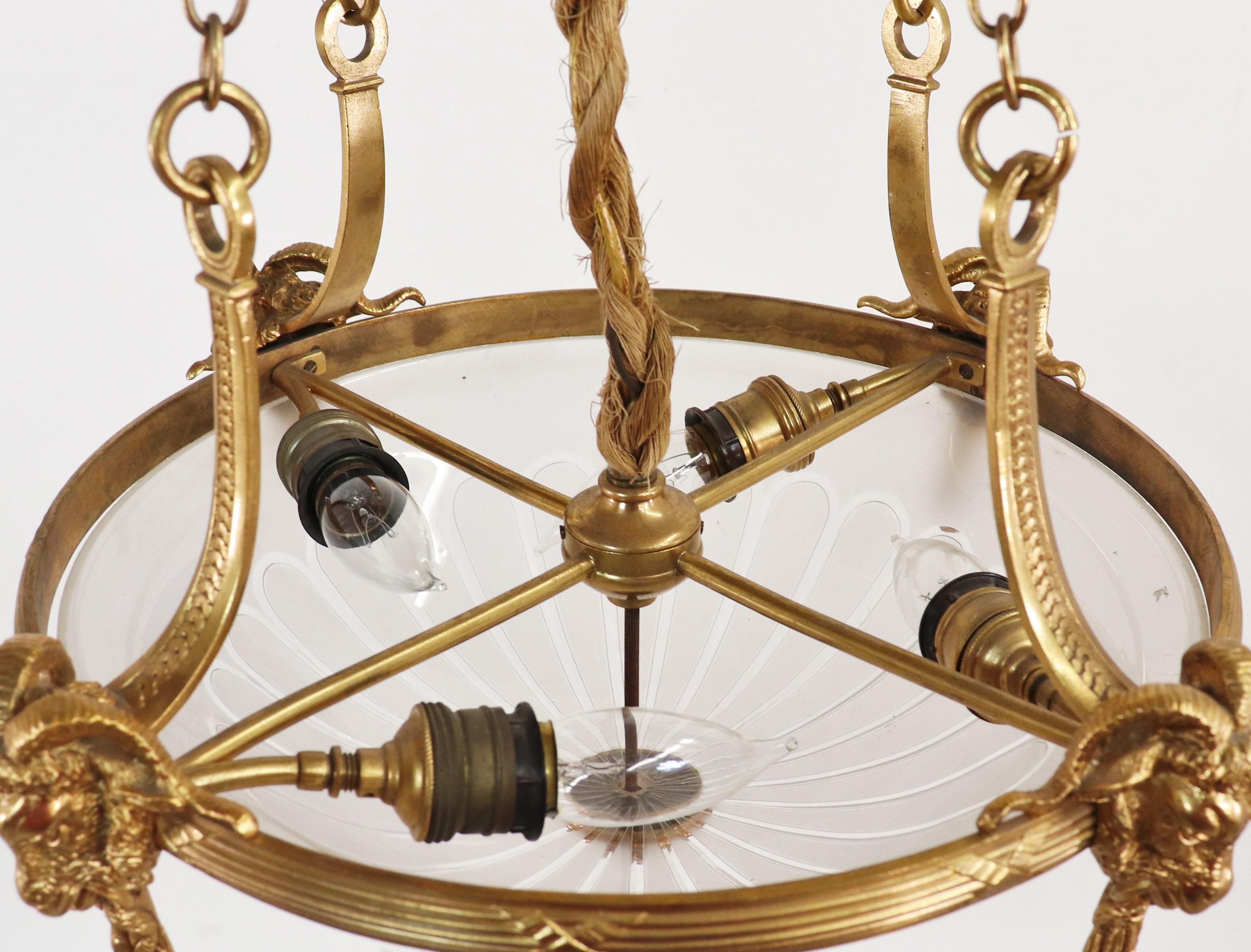 Lustre pendentif néoclassique français du début du XXe siècle en bronze doré et verre en vente 1