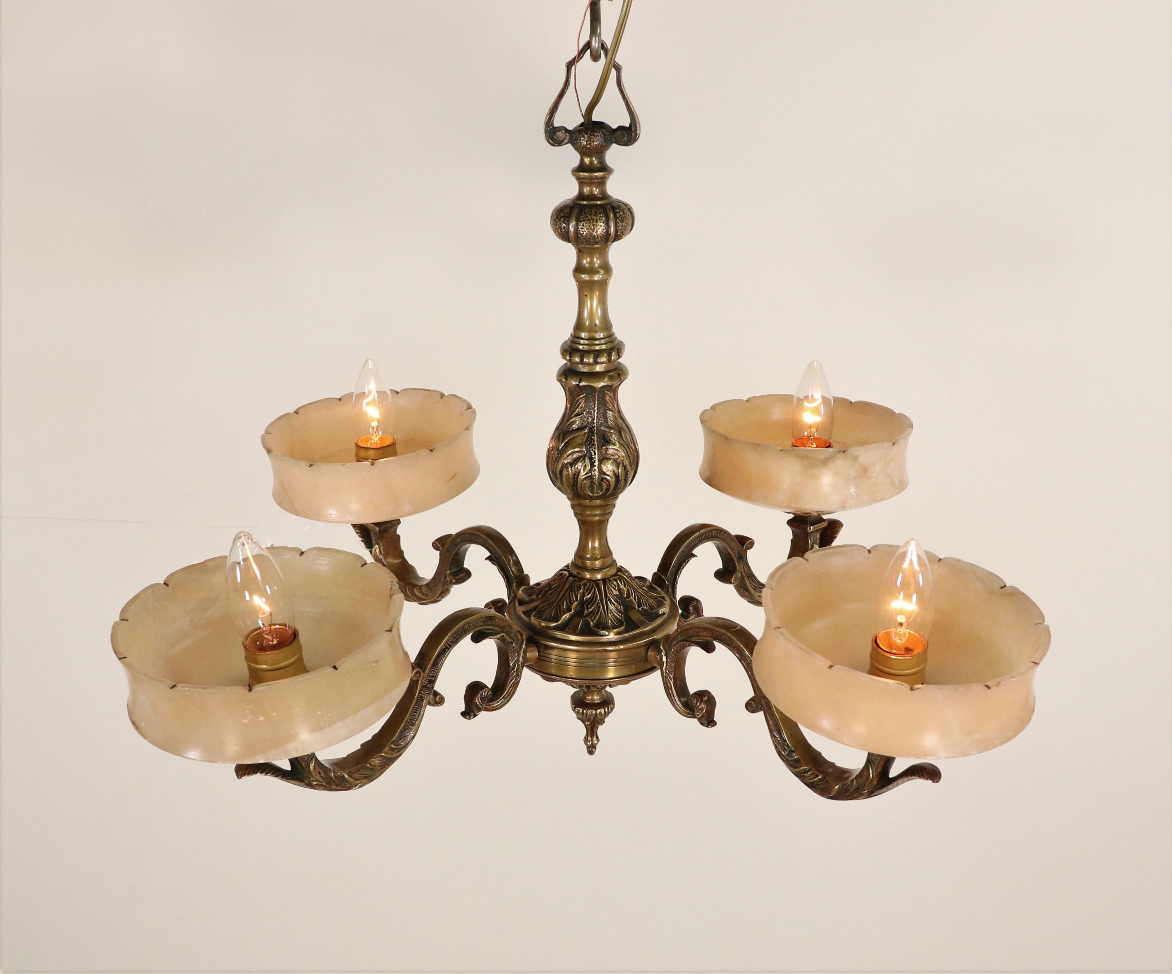 Neoclassico Lampadario in bronzo e alabastro in stile neoclassico francese dei primi del Novecento in vendita