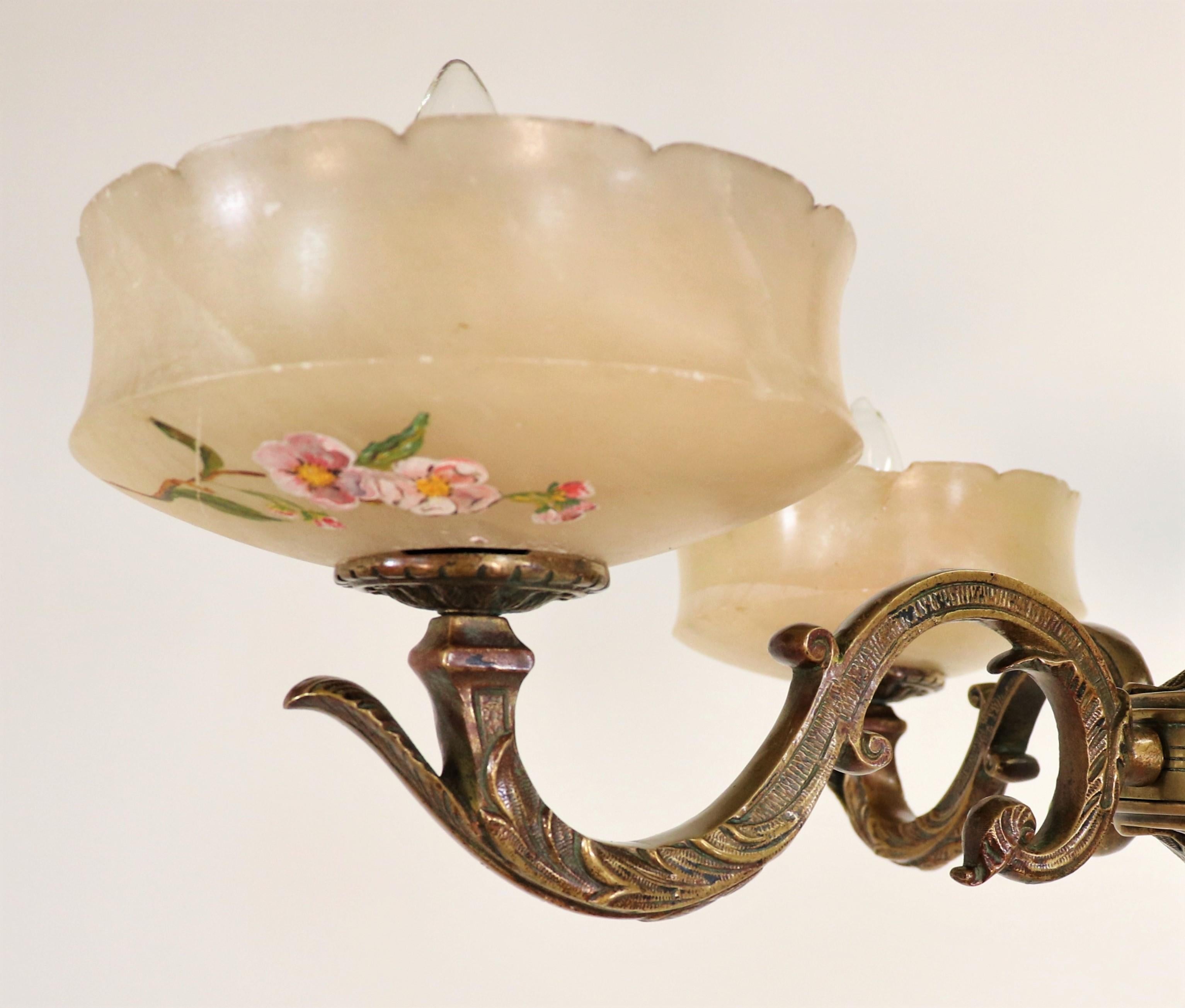 Francese Lampadario in bronzo e alabastro in stile neoclassico francese dei primi del Novecento in vendita