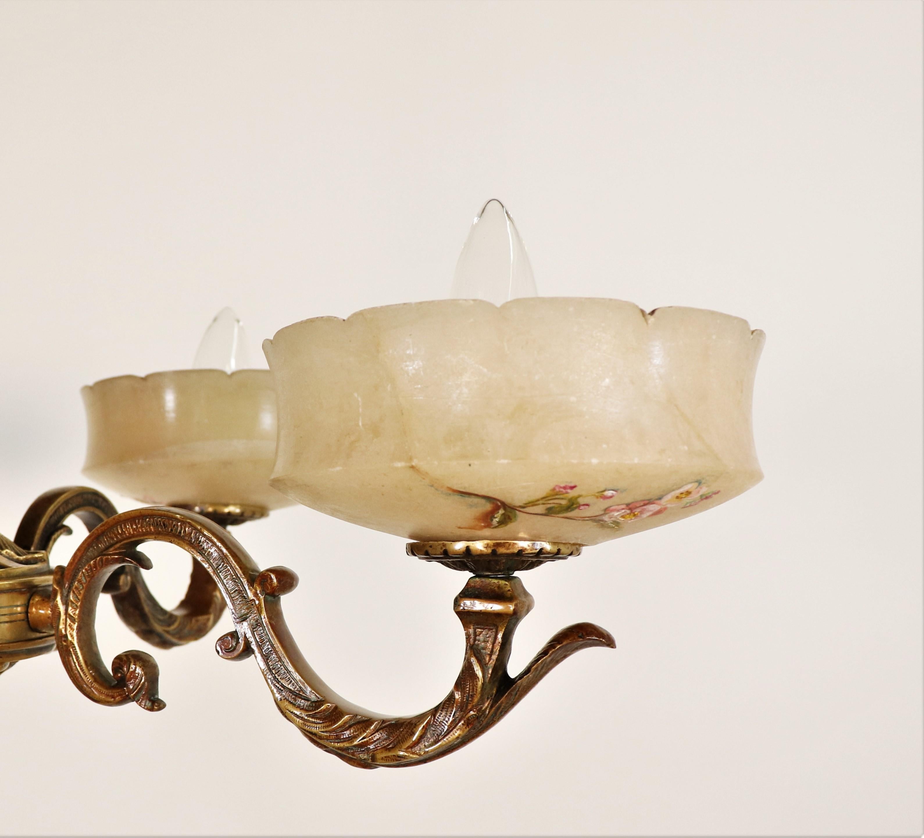 Dipinto a mano Lampadario in bronzo e alabastro in stile neoclassico francese dei primi del Novecento in vendita
