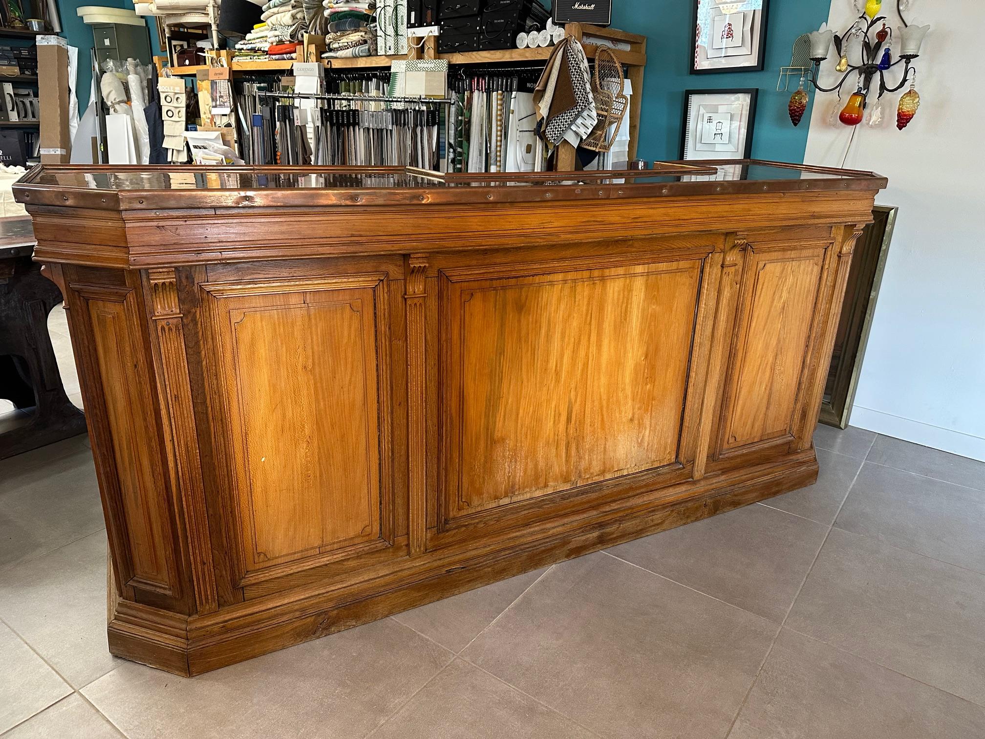 Bellissimo bancone da bar in quercia francese risalente ai primi anni del XX secolo, completamente rivestito sul lato cliente e sui lati. Sul lato del barista, c'è un lavandino in zinco e diverse porte rivestite in zinco all'interno, che si aprono