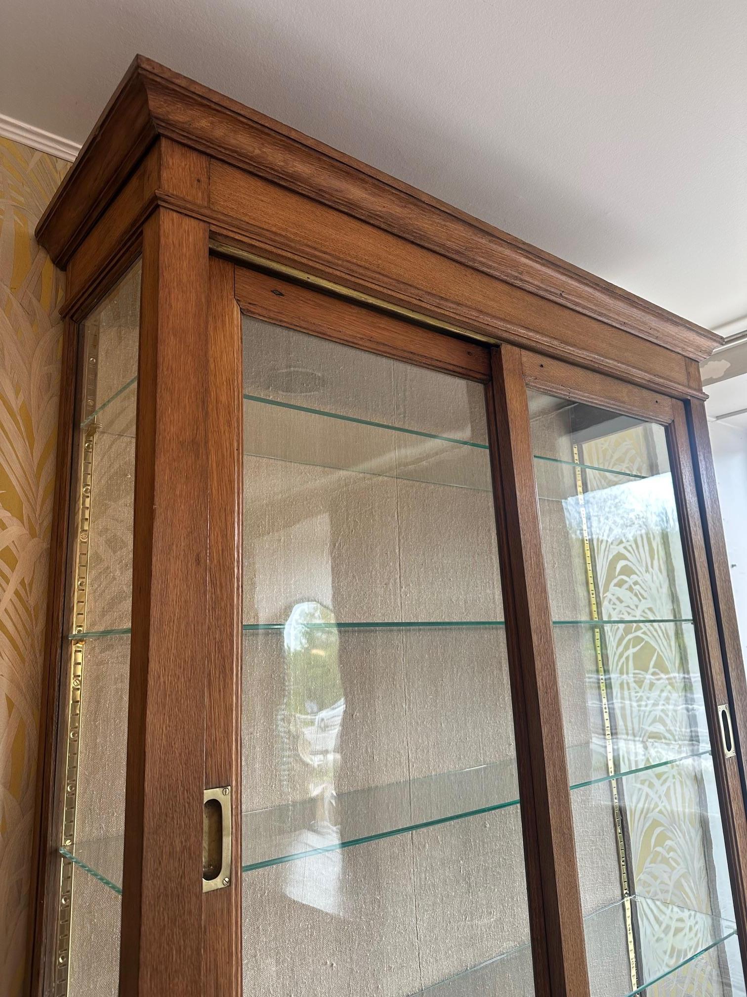 Early 20th century French Oak and Glass Vitrine, 1900s In Good Condition For Sale In LEGNY, FR