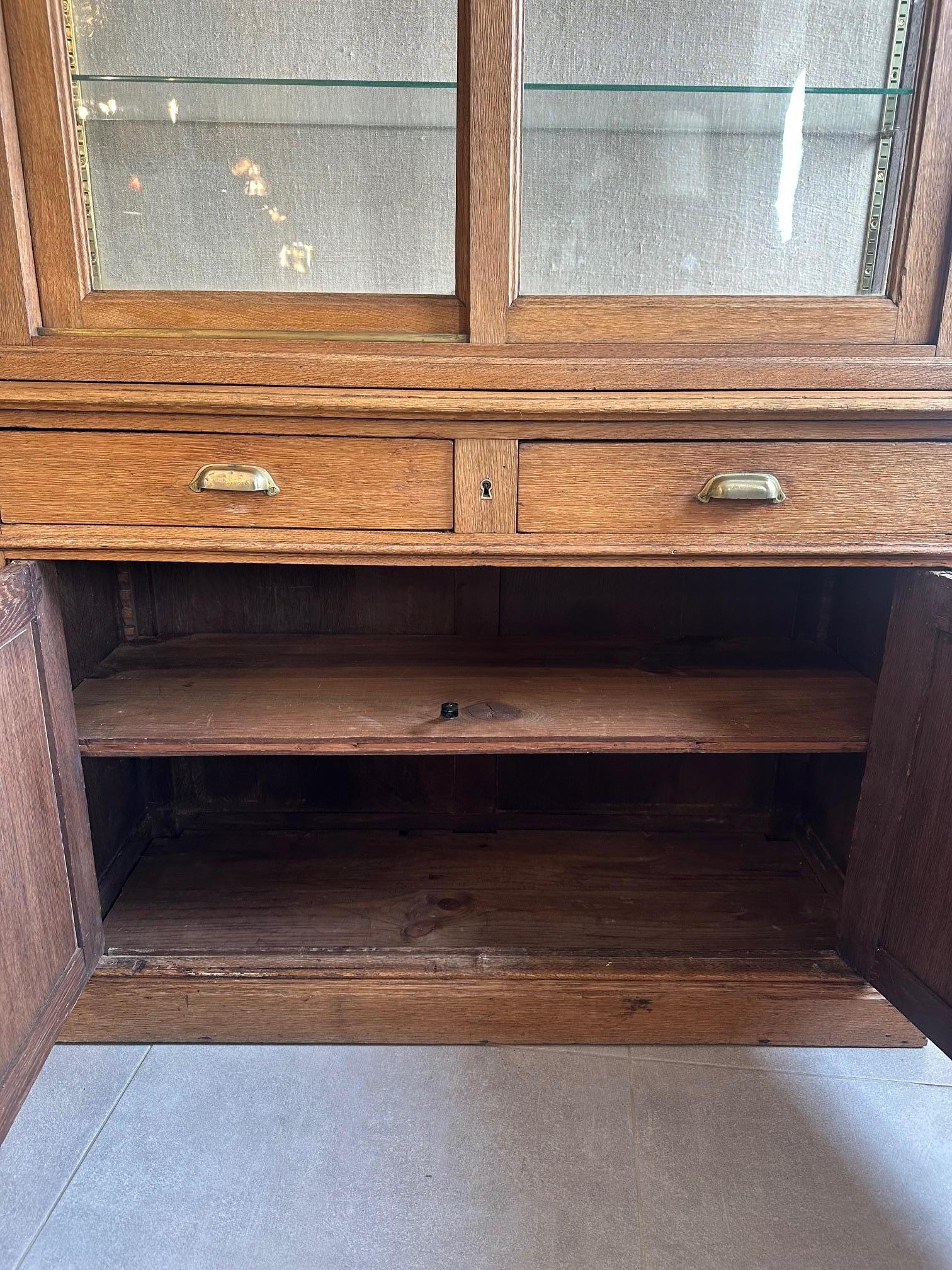 Early 20th century French Oak and Glass Vitrine, 1900s For Sale 4