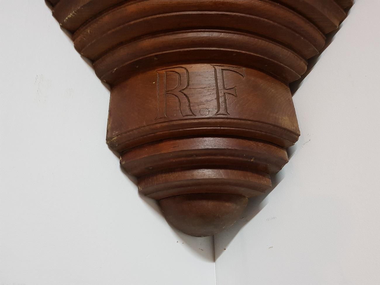 Old French oak hanging corner console with the R F letters standing for République Française probably from the early 20th century maybe even 19th century, it is believed to come from a city hall.

The measurements are,
Depth 44 cm/ 17.3