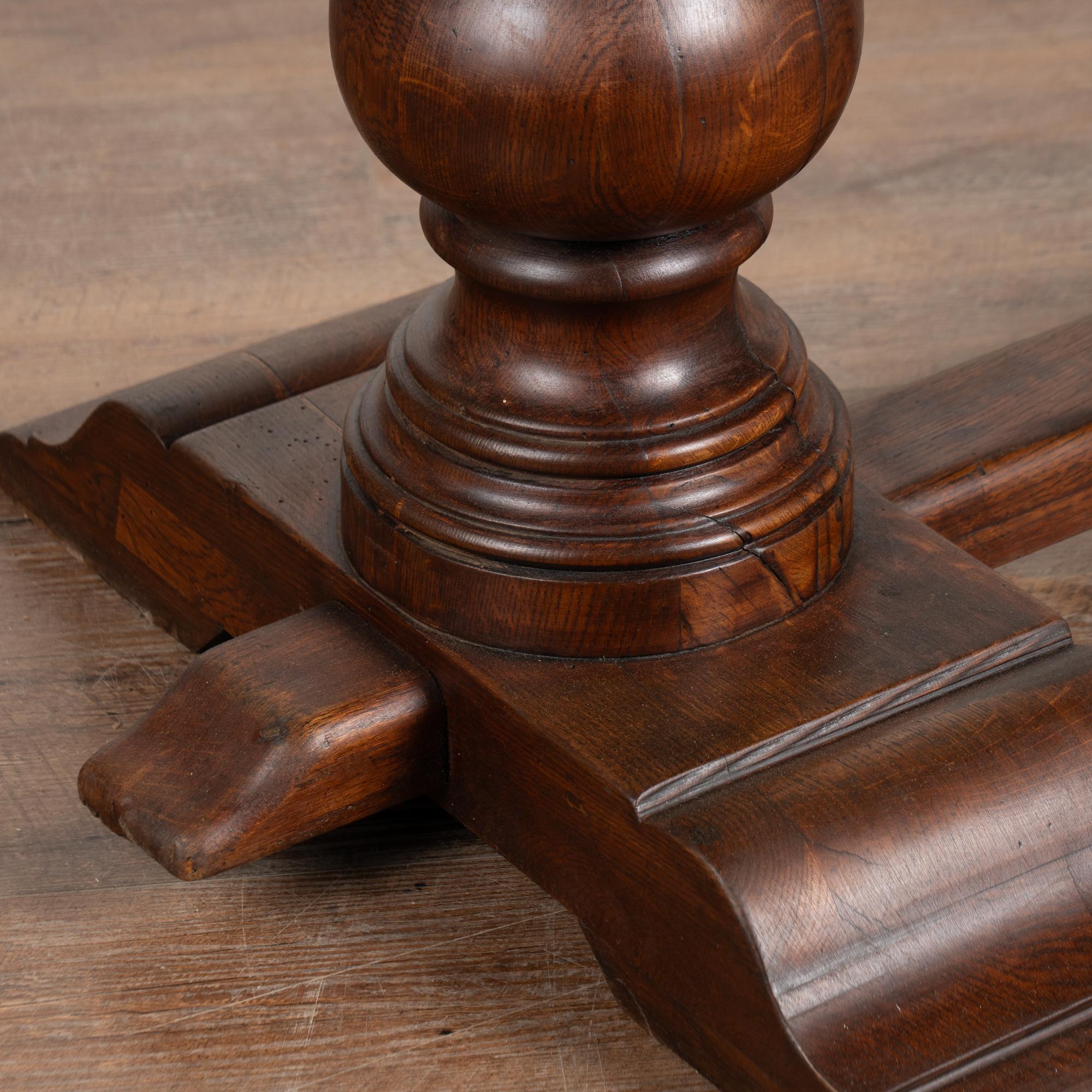 Allemand Table de salle à manger en chêne français du début du 20e siècle en vente