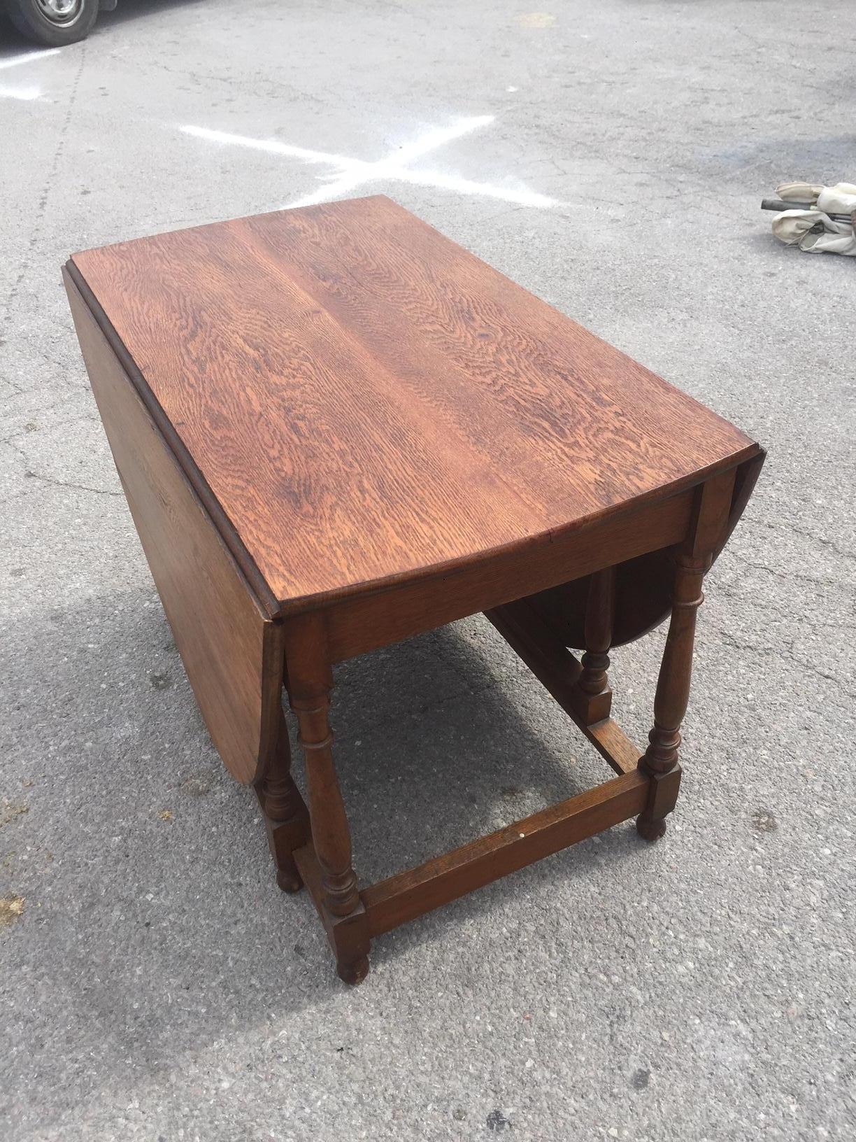Very nice early 20th century French oak gate leg table from the 1900s.
Very good condition. Has been pickled then re waxed. Easy to use.
Very practical table.
Measure width close: 57 cm
width open: 130 cm.