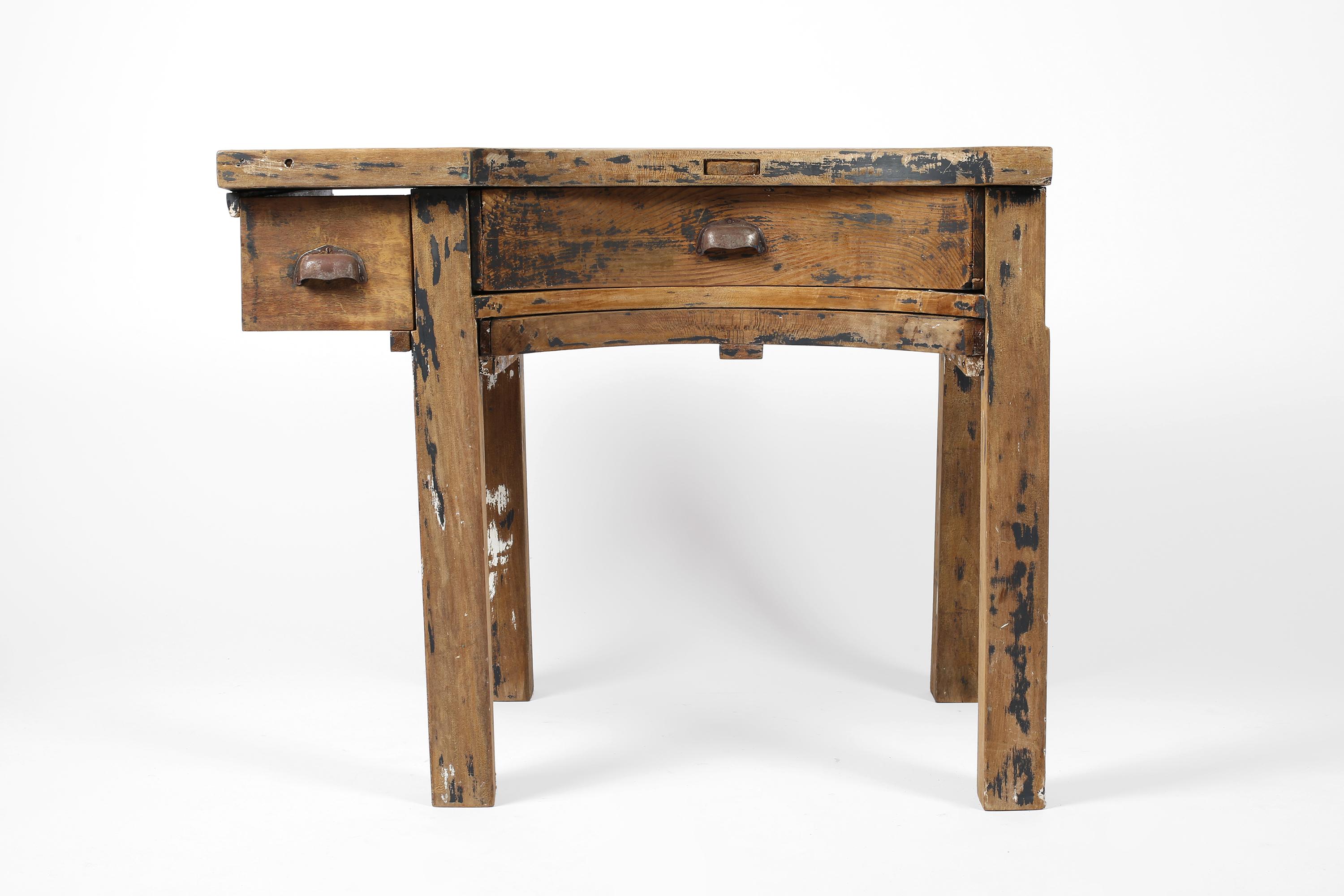 Encantadora y bien proporcionada mesa de trabajo de joyero de principios del siglo XX, de roble muy patinado, raspado en seco, con restos de pintura histórica. Probablemente fabricada en scratch y con tres cajones, sería ideal para un recibidor o