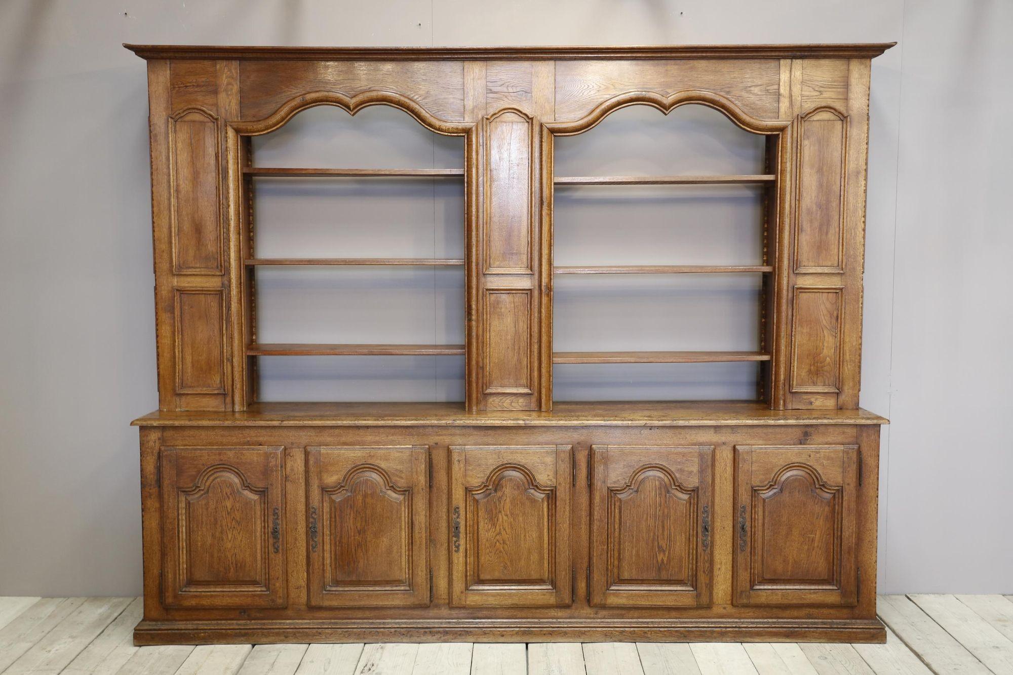 Dies ist ein absolut prächtiges frühen 20. Jahrhundert massiver Eiche Französisch Küche Kommode. Tolles Design mit den Schnurrbart-Details um die offenen Regale und den Schrankboden. Alle Schranktüren haben funktionierende Schlösser und die