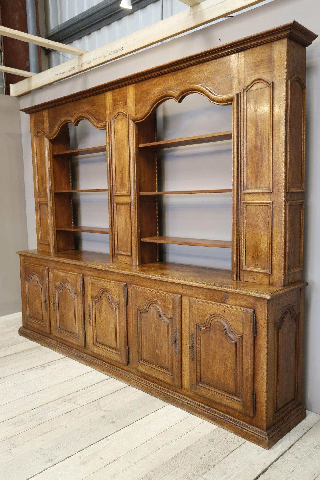 Oak Early 20th century French oak kitchen dresser For Sale