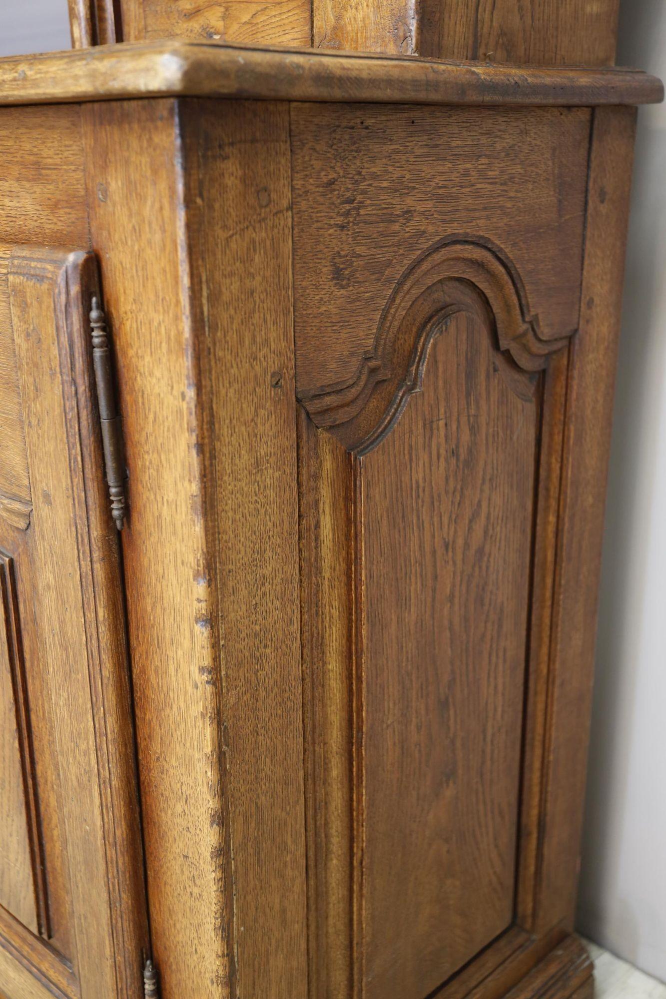 Early 20th century French oak kitchen dresser For Sale 1