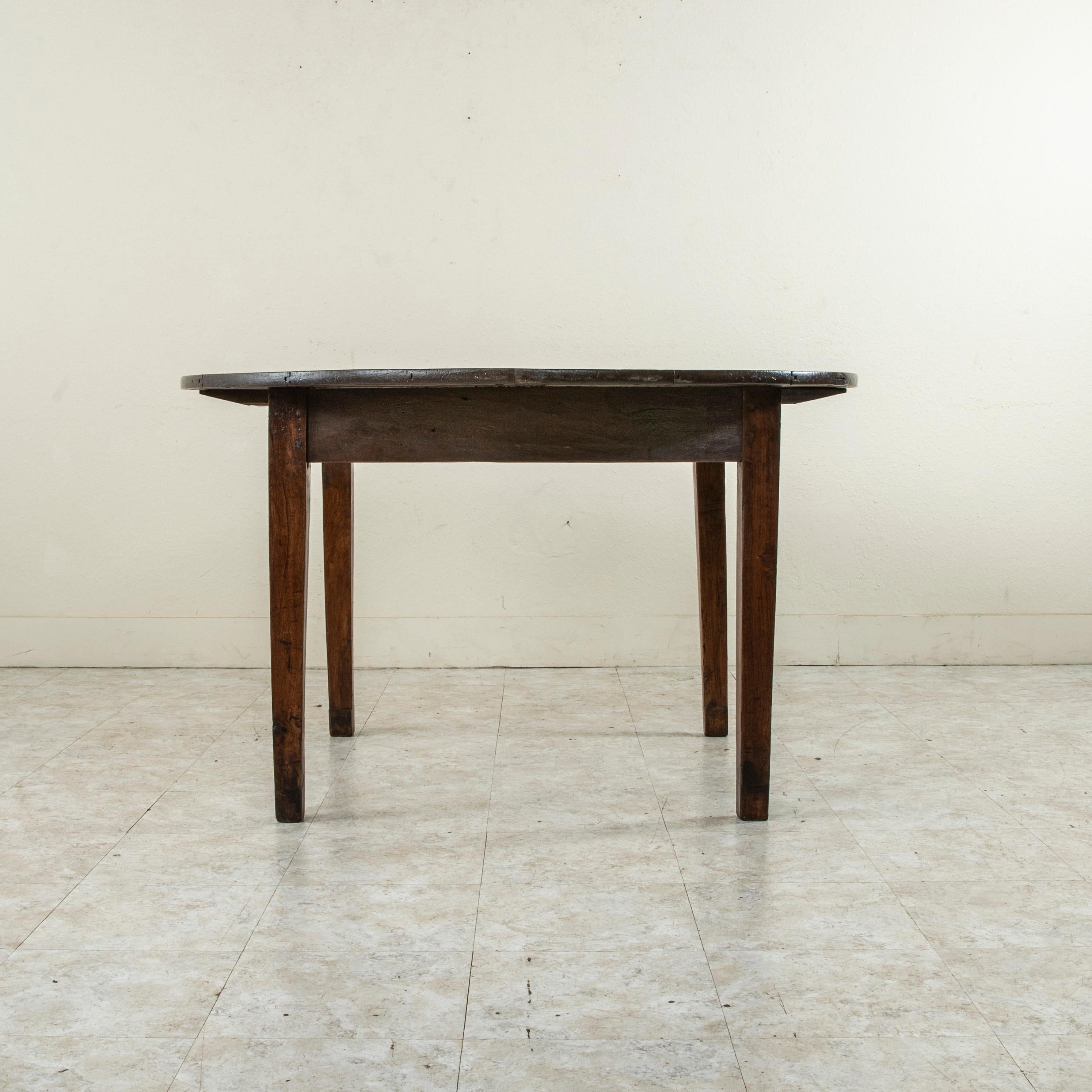 Early 20th Century French Oak Round Farm Table from Normandy In Good Condition In Fayetteville, AR