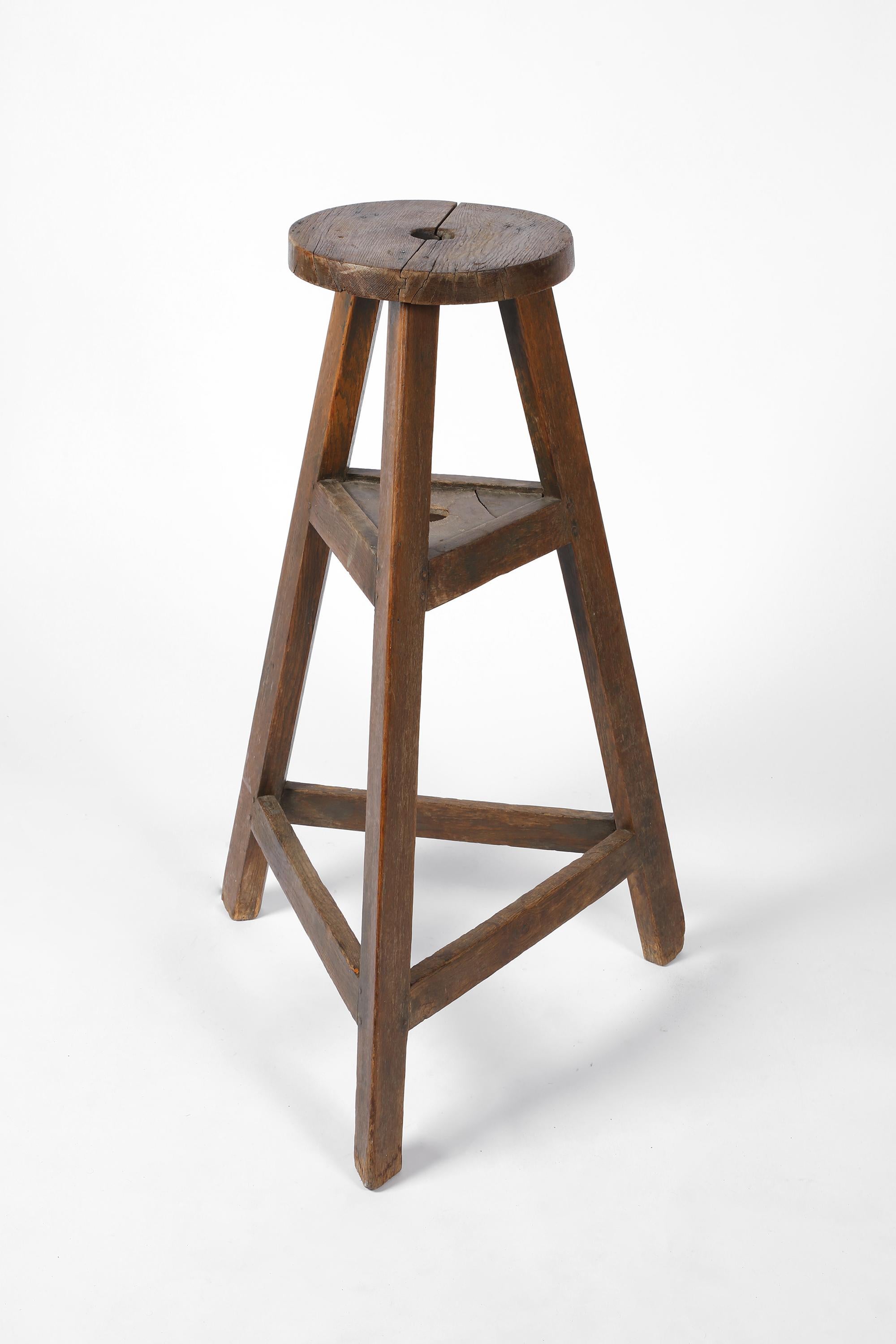An early 20th century artists sculpture modelling stand in patinated oak. Missing its original top platform level, however still perfectly useable as a display plinth. French, c. 1900.