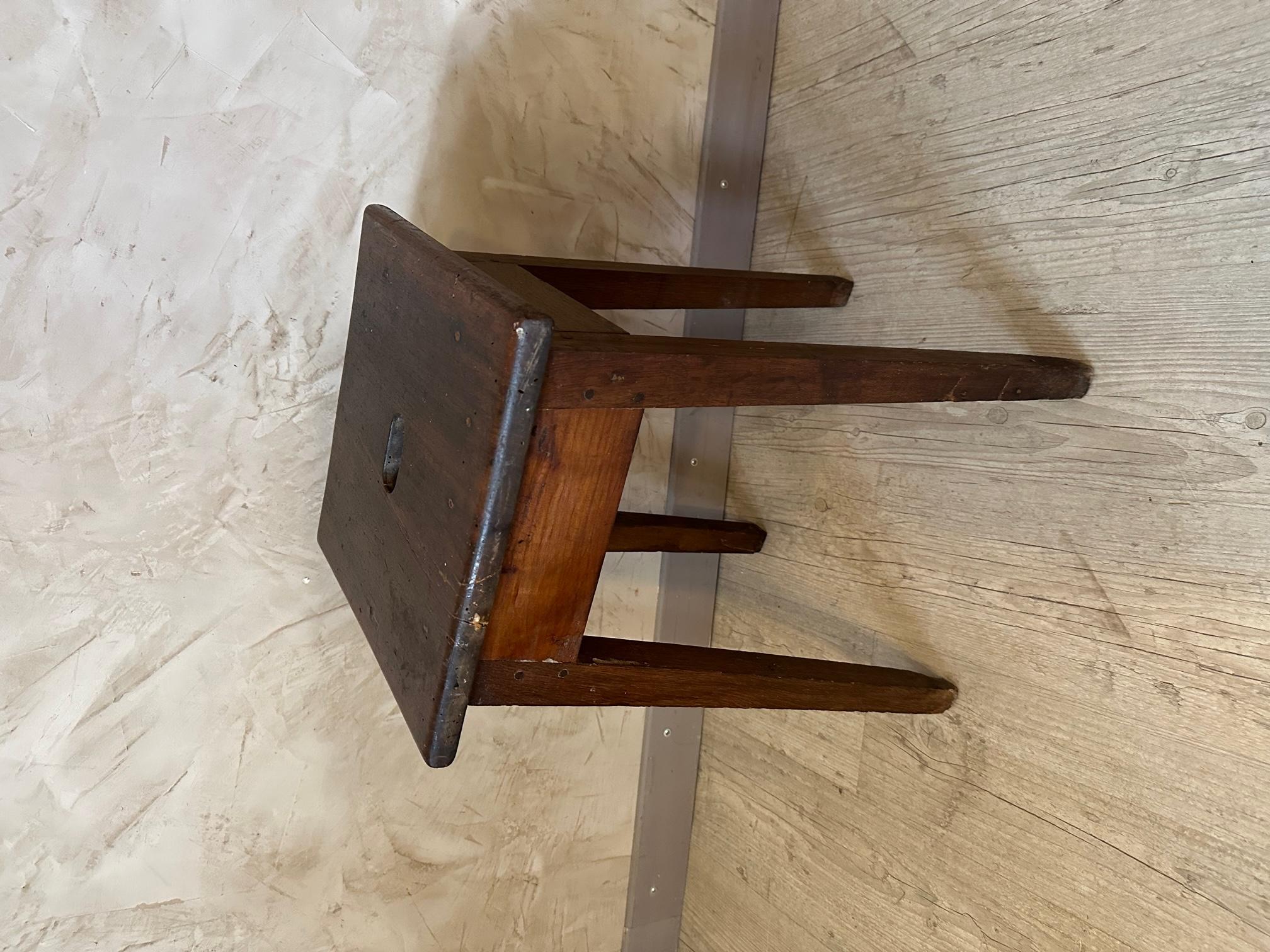 Very nice workshop stool in dark oak dating from the 1920s. Fully doweled. A hole in the center of the seat to allow the stool to be carried easily. Ideal height for working. Good condition.