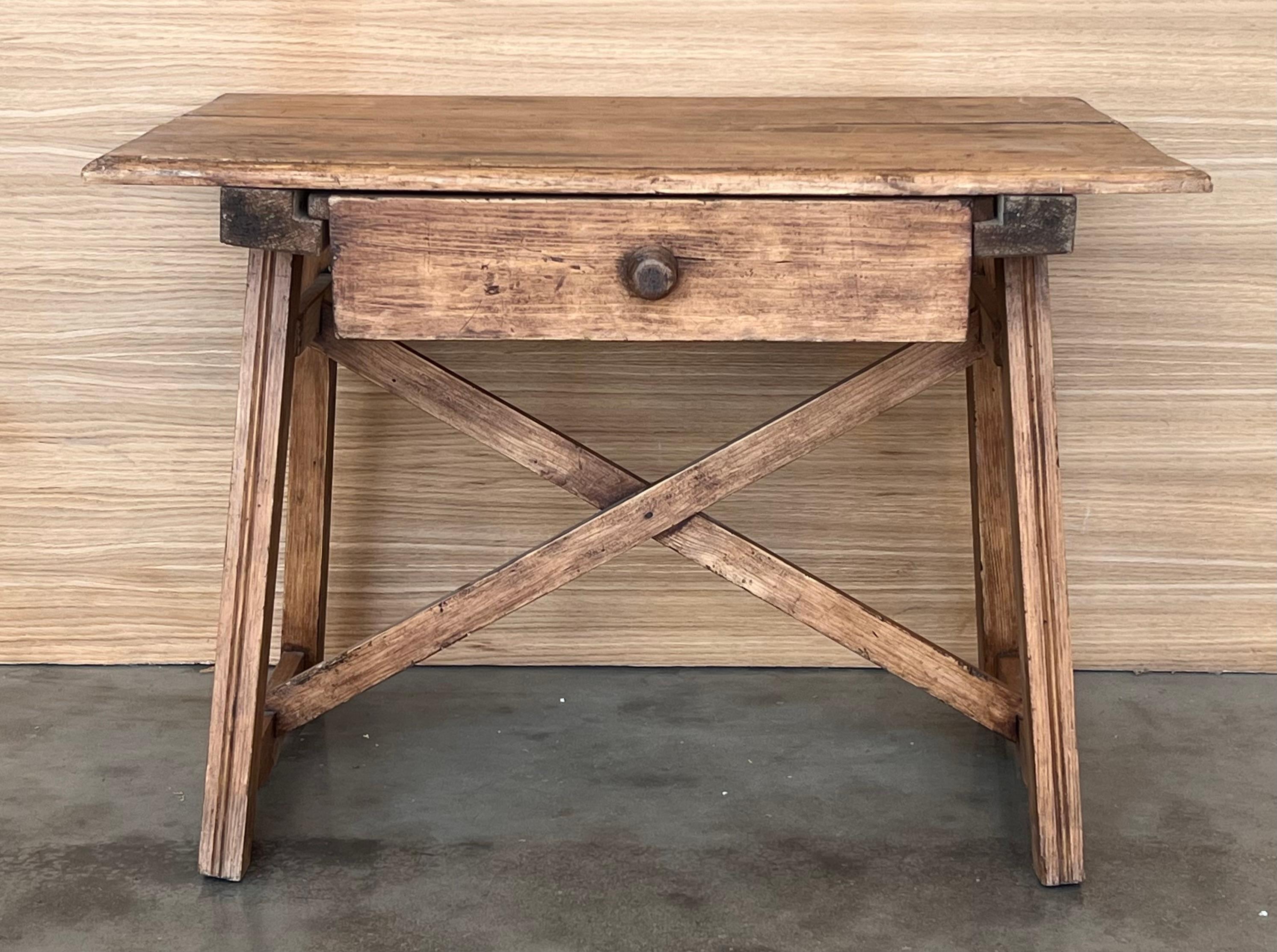 Table de travail en chêne français du début du 20ème siècle avec un tiroir et une poignée en bois