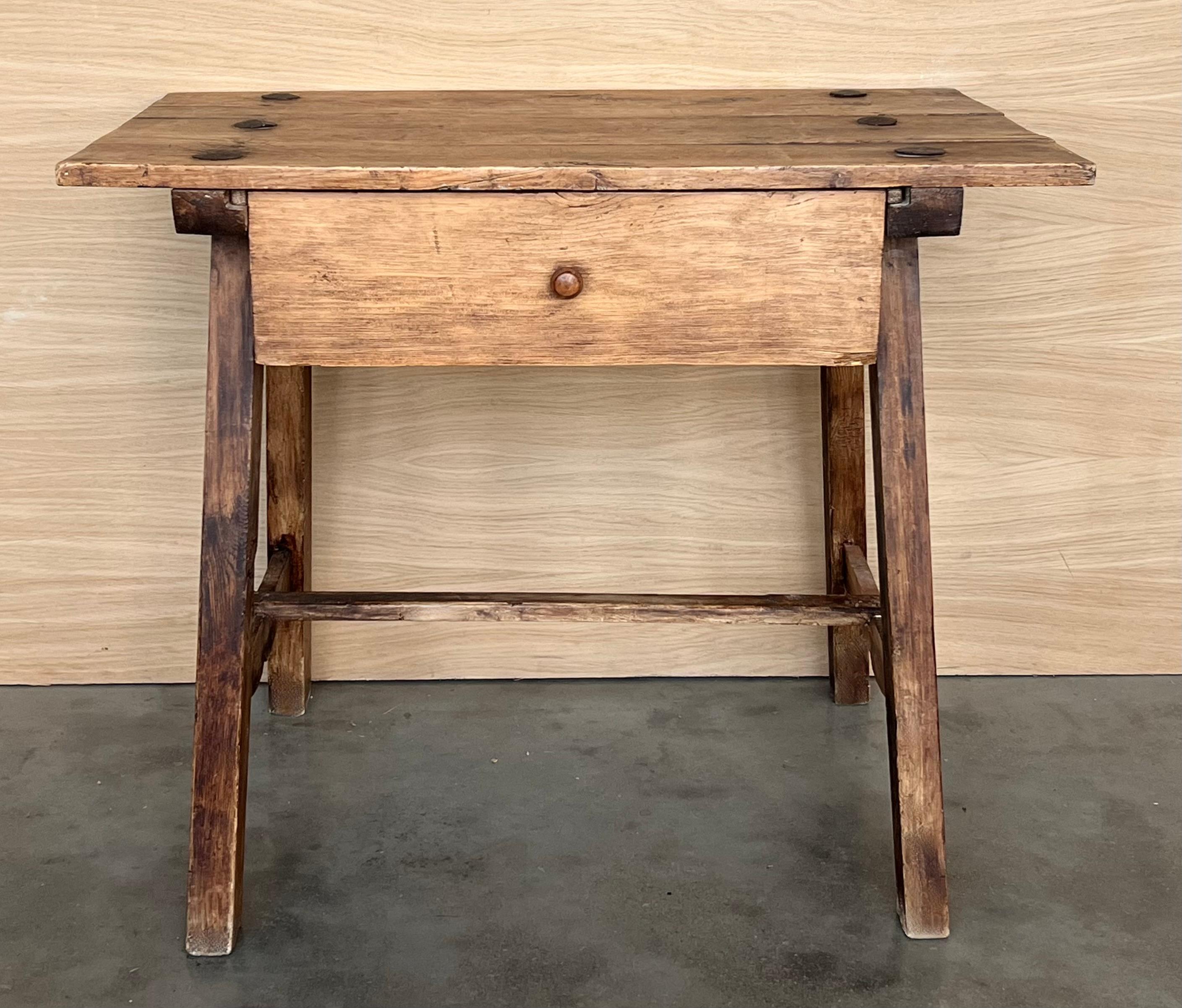 Table de travail en chêne français du début du 20ème siècle avec un tiroir et une poignée en bois