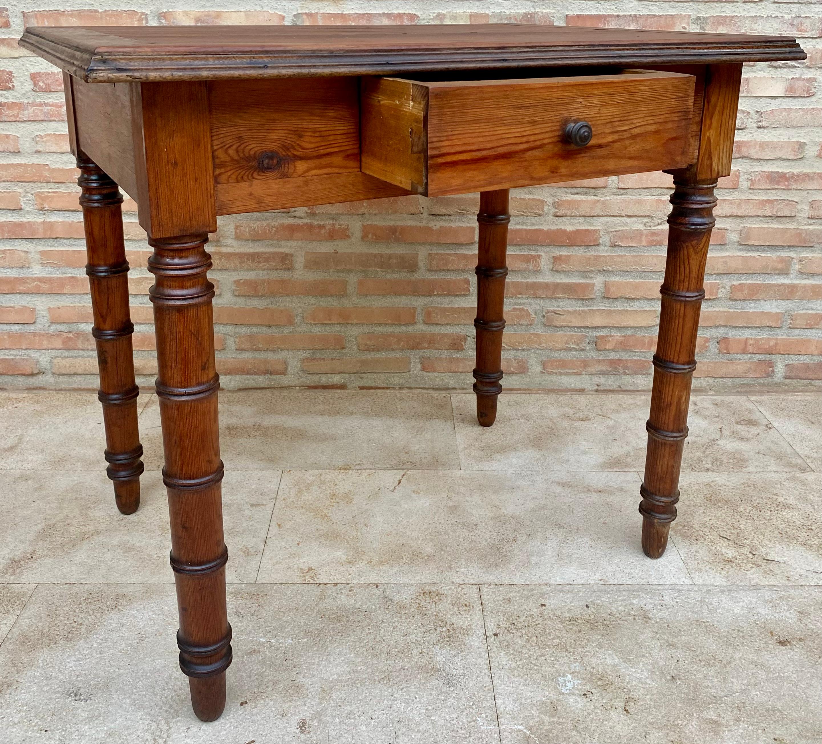Table de travail en chêne français du début du 20ème siècle avec un tiroir et une poignée en bois