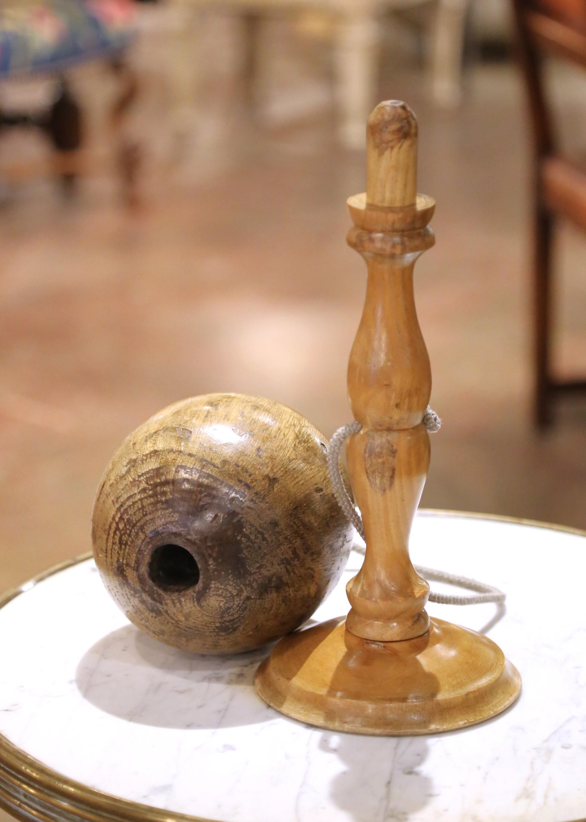 Français Jeu de Bilboquet sur pied en bois d'olivier et chêne du début du 20e siècle en vente