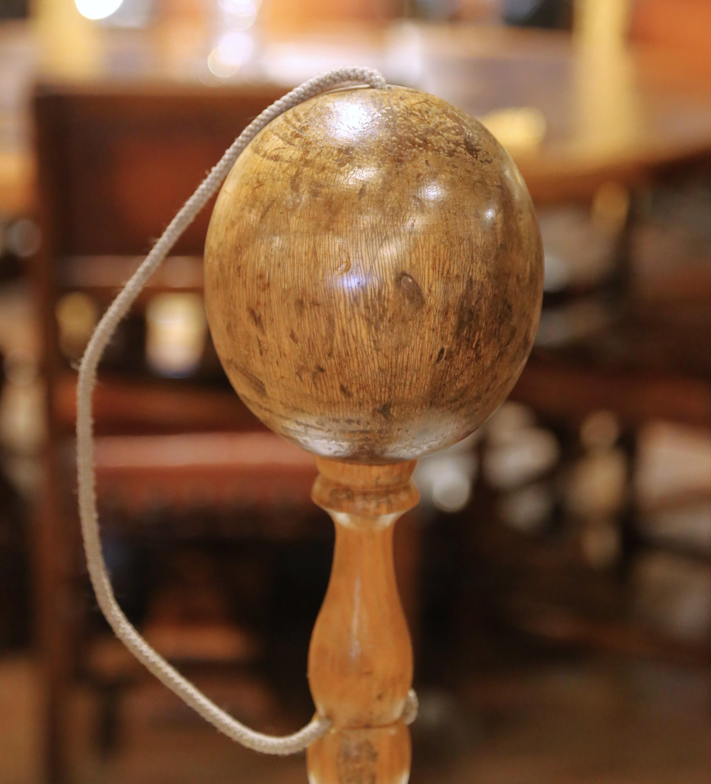 Sculpté à la main Jeu de Bilboquet sur pied en bois d'olivier et chêne du début du 20e siècle en vente