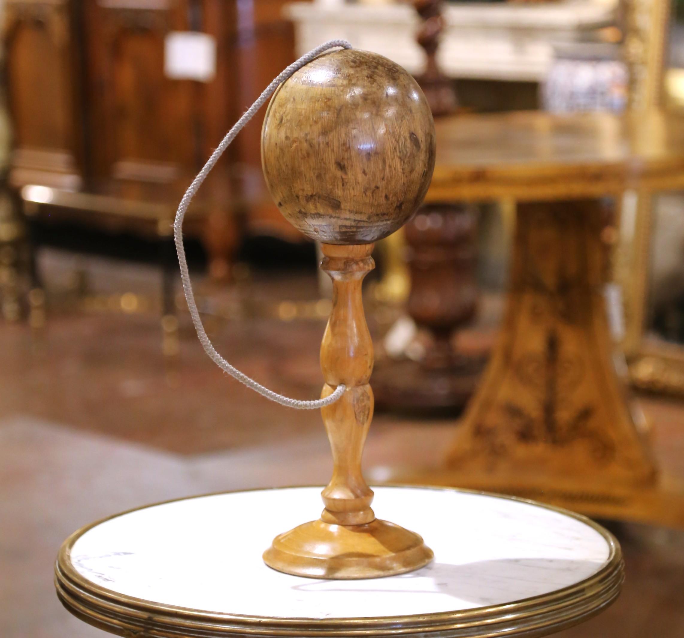 Jeu de Bilboquet sur pied en bois d'olivier et chêne du début du 20e siècle Excellent état - En vente à Dallas, TX