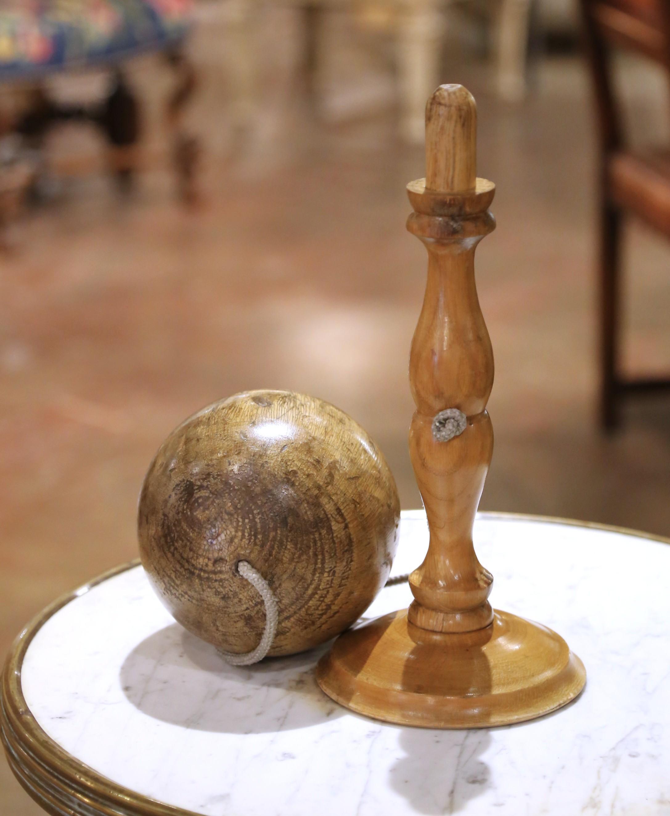 Corde Jeu de Bilboquet sur pied en bois d'olivier et chêne du début du 20e siècle en vente