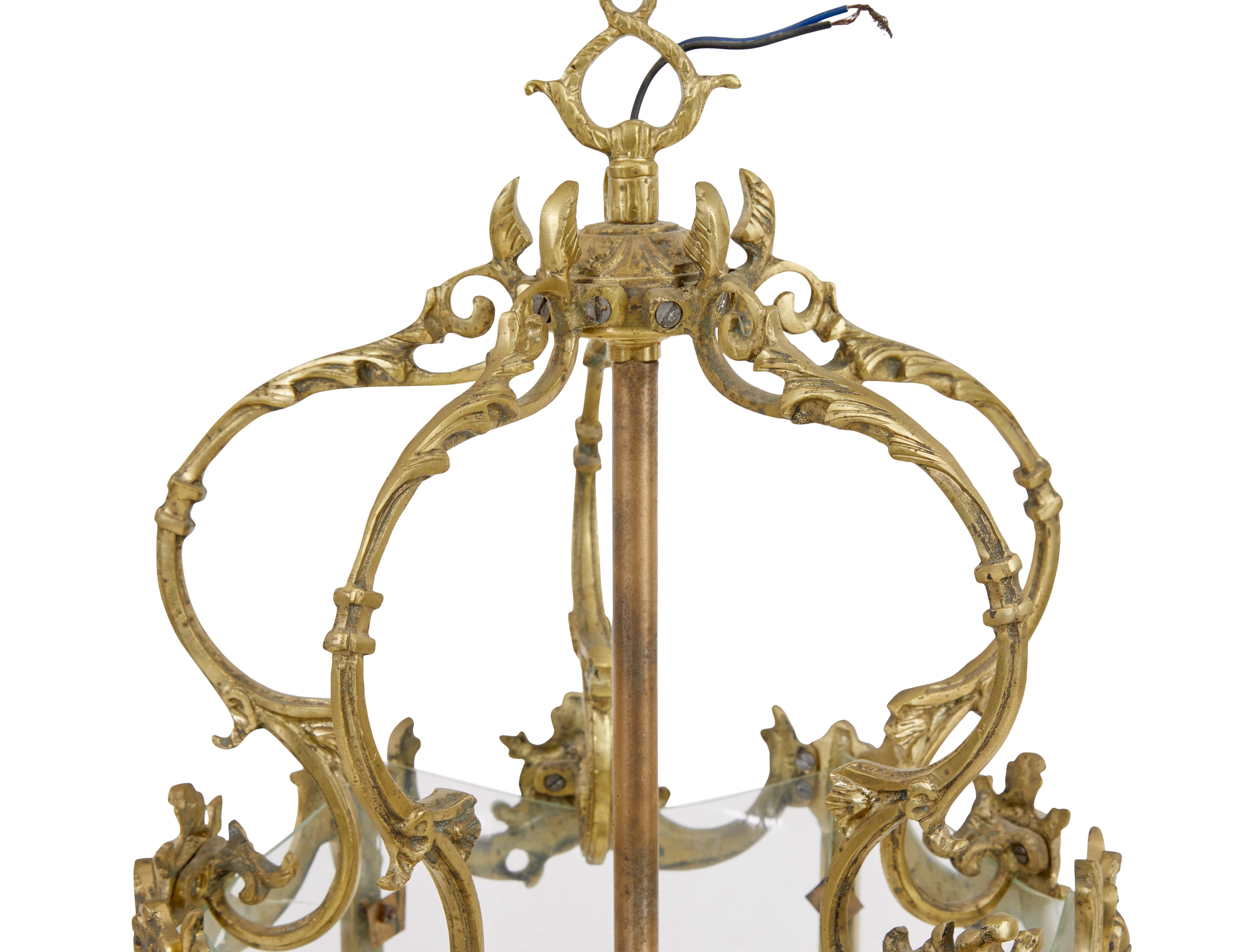 Lanterne française en bronze doré du début du 20e siècle, vers 1910.

Verre gravé original entouré d'un cadre en bronze doré décoratif.  Taille et forme idéales pour le couloir ou l'entrée.

Cette lanterne est câblée mais n'a pas été testée. Nous