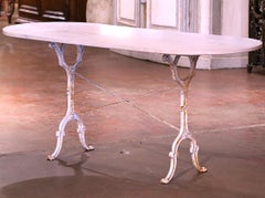 Table de bistrot française du début du 20e siècle avec plateau ovale en marbre et fer peint en blanc