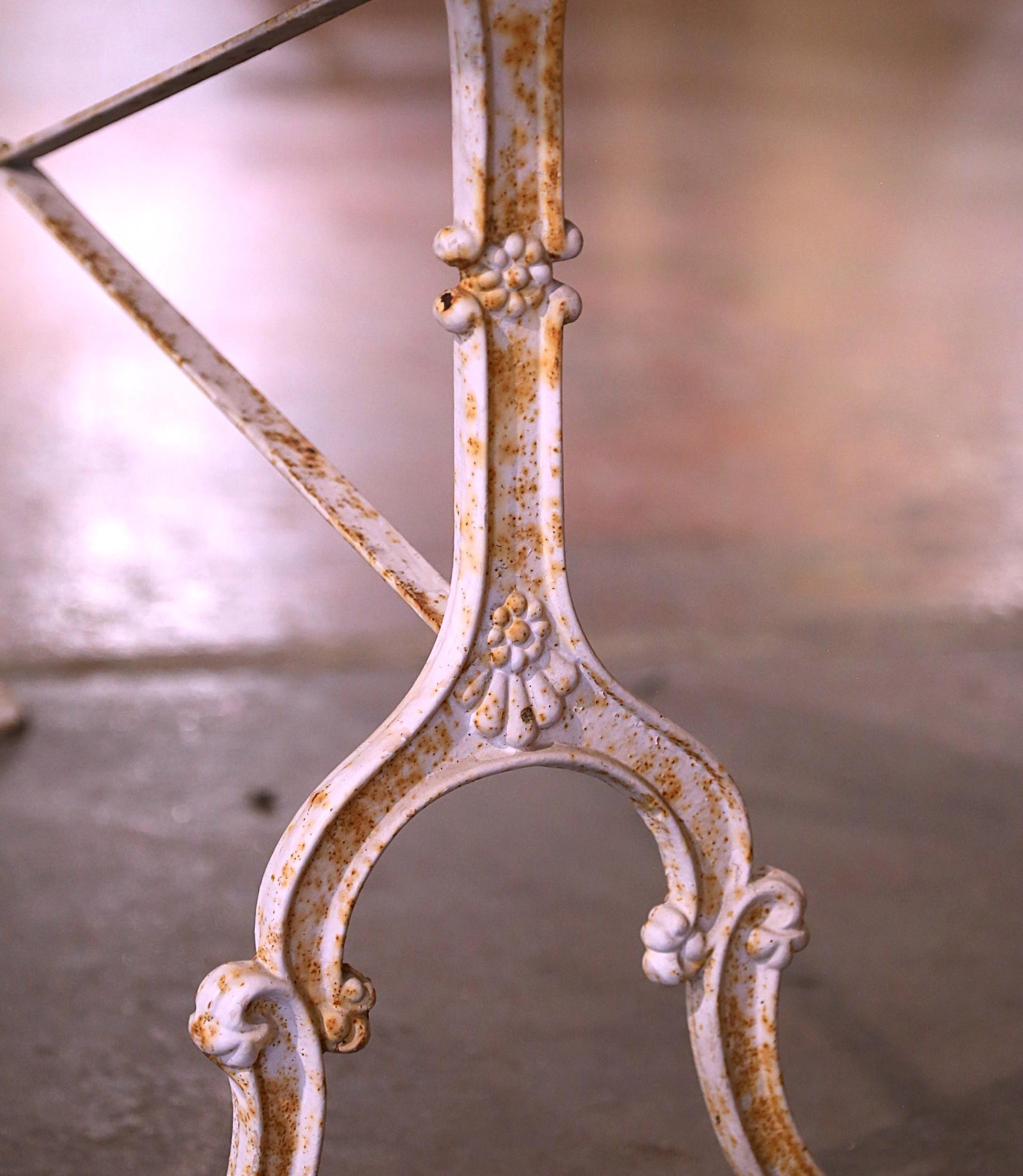 Early 20th Century French Oval Marble Top White Painted Iron Bistrot Table In Excellent Condition For Sale In Dallas, TX
