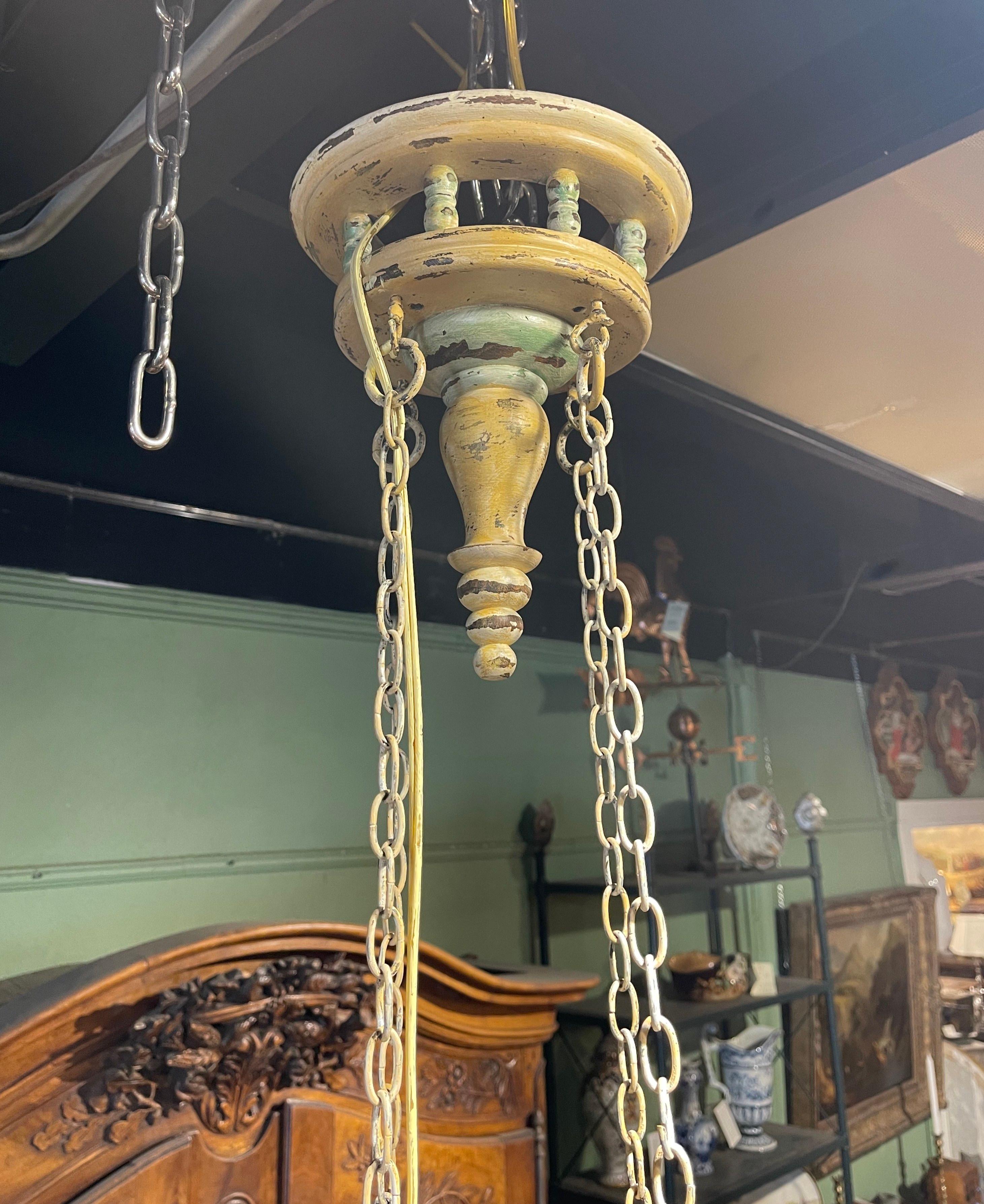 Araña de ocho luces de nogal tallado pintado francés de principios del siglo XX en Excelente estado para la venta en Dallas, TX