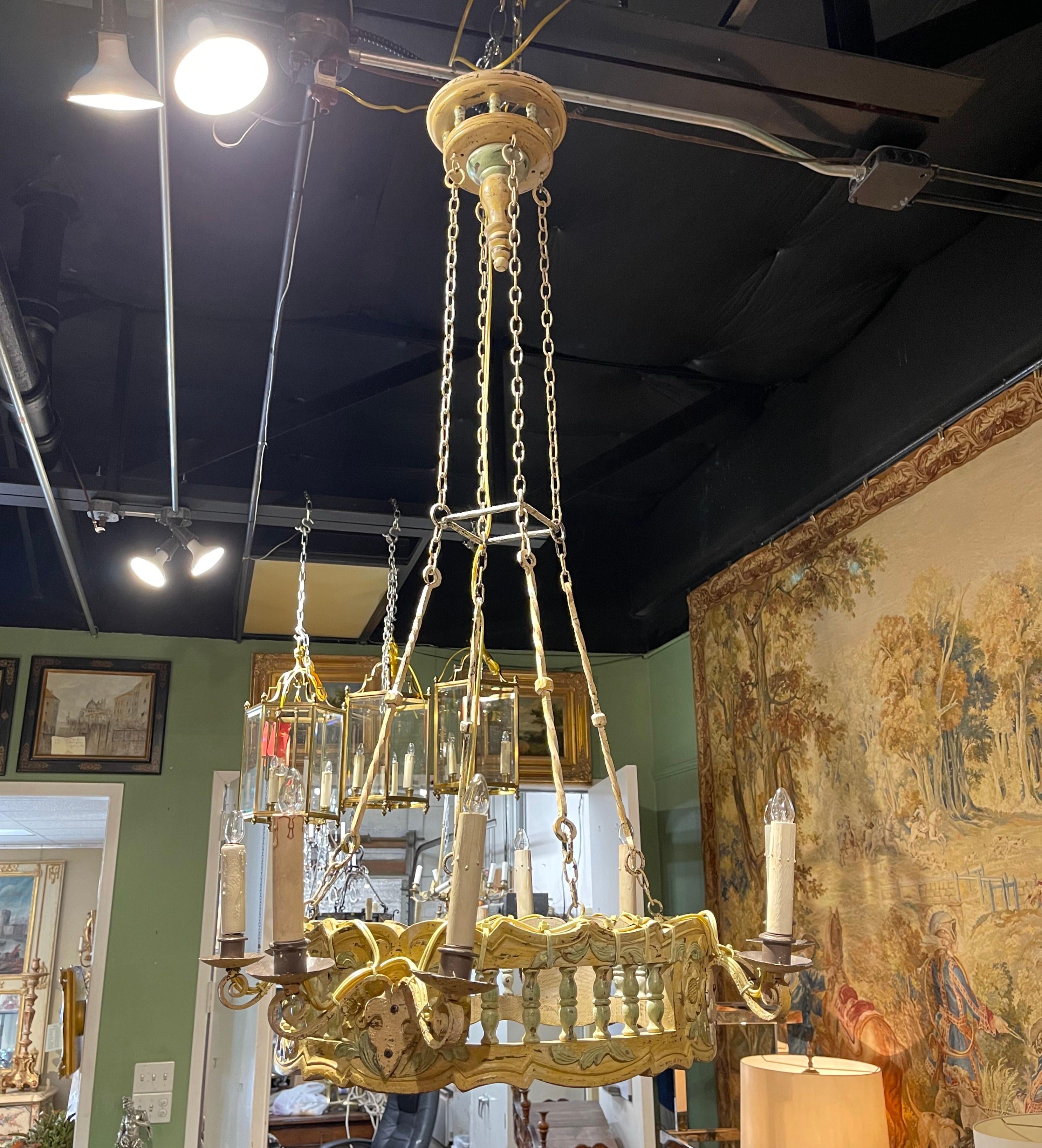 Araña de ocho luces de nogal tallado pintado francés de principios del siglo XX en venta 1
