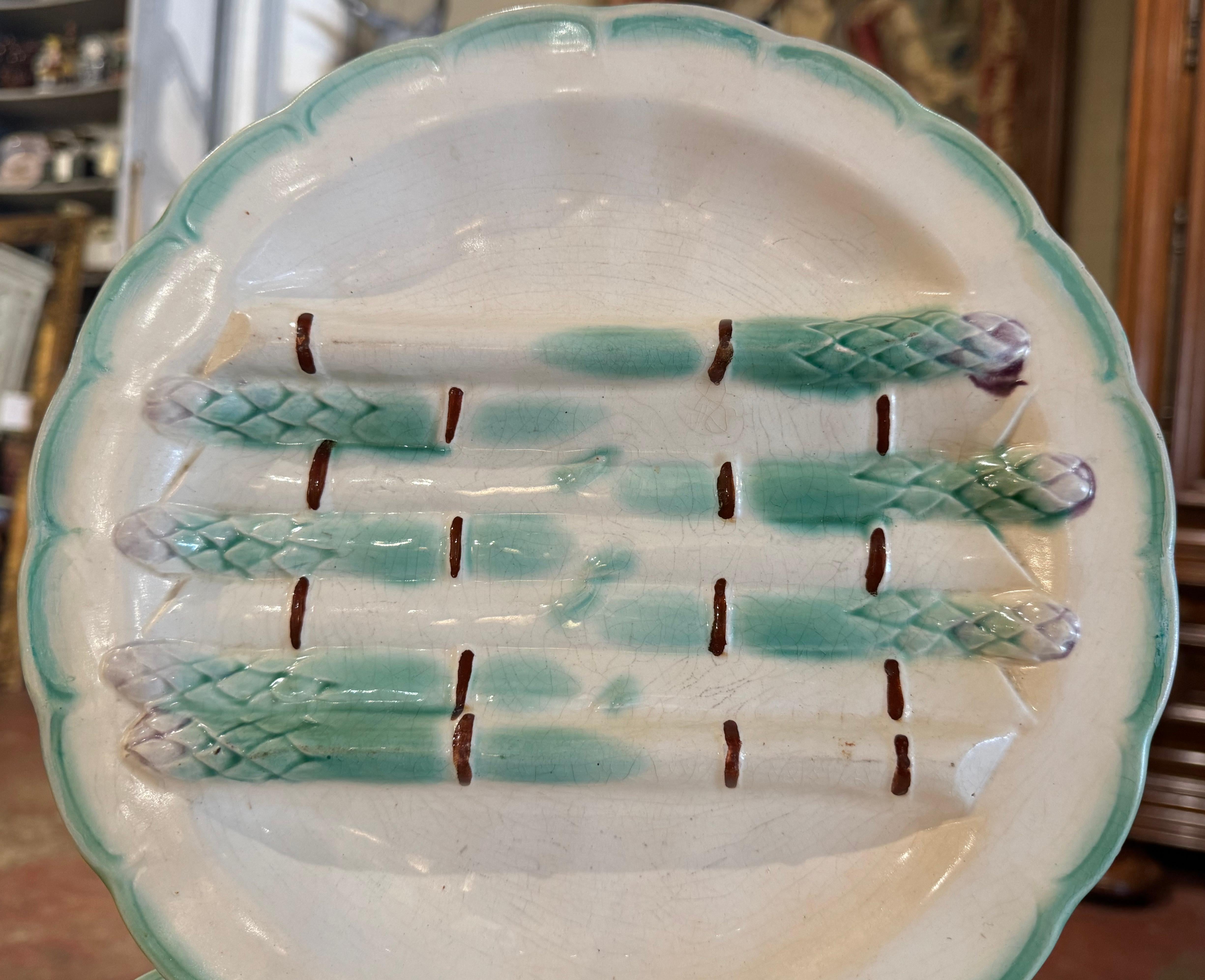 Français Assiettes à asperges Barbotine peintes françaises du début du 20ème siècle, lot de 6 en vente