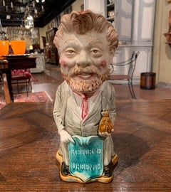 Jarra de cerámica pintada francesa de principios del siglo XX con figura de barbotina de Onnaing