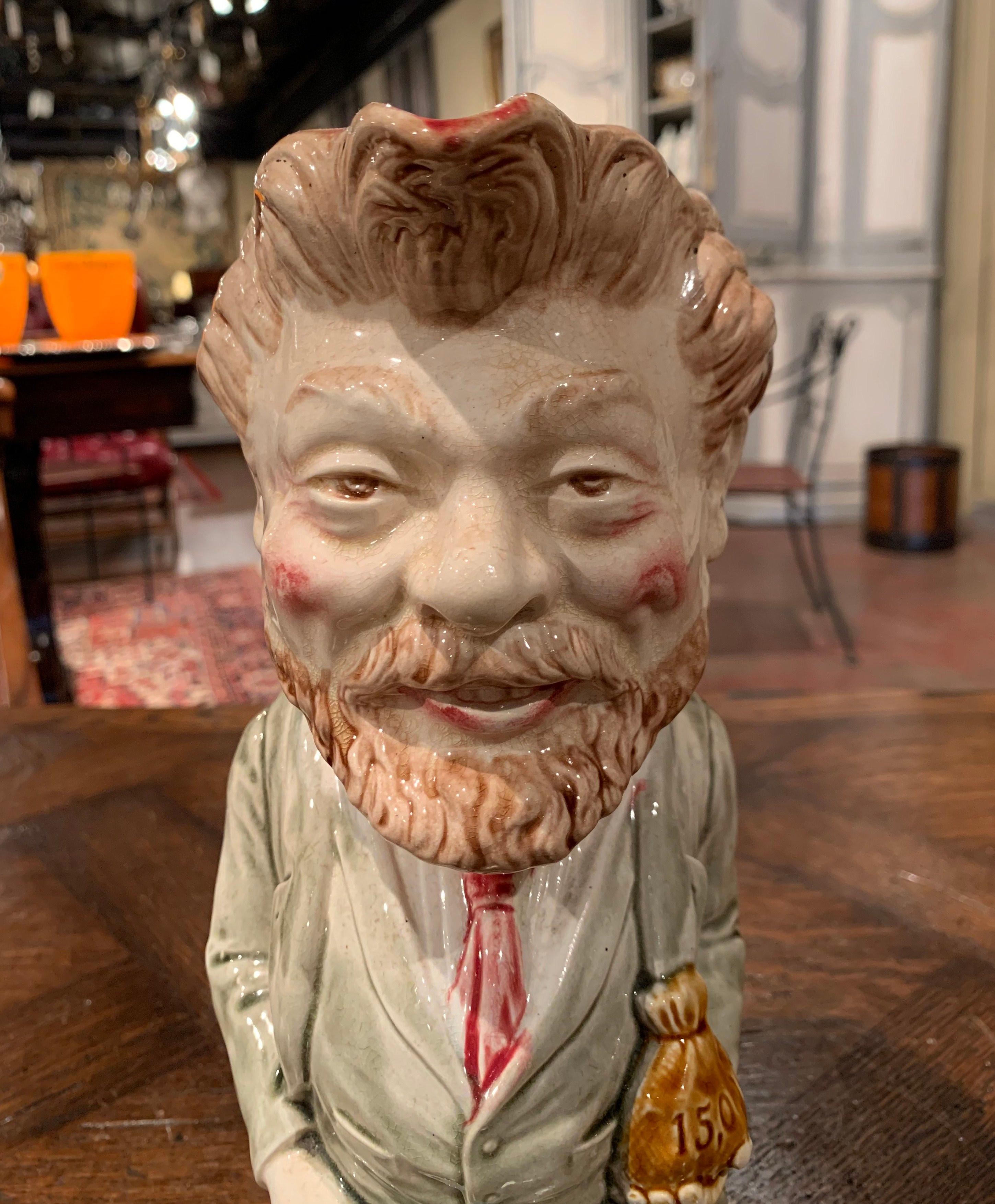 Französischer Keramikkrug mit Barbotine-Figur von Onnaing:: Anfang 20 (Handgefertigt) im Angebot
