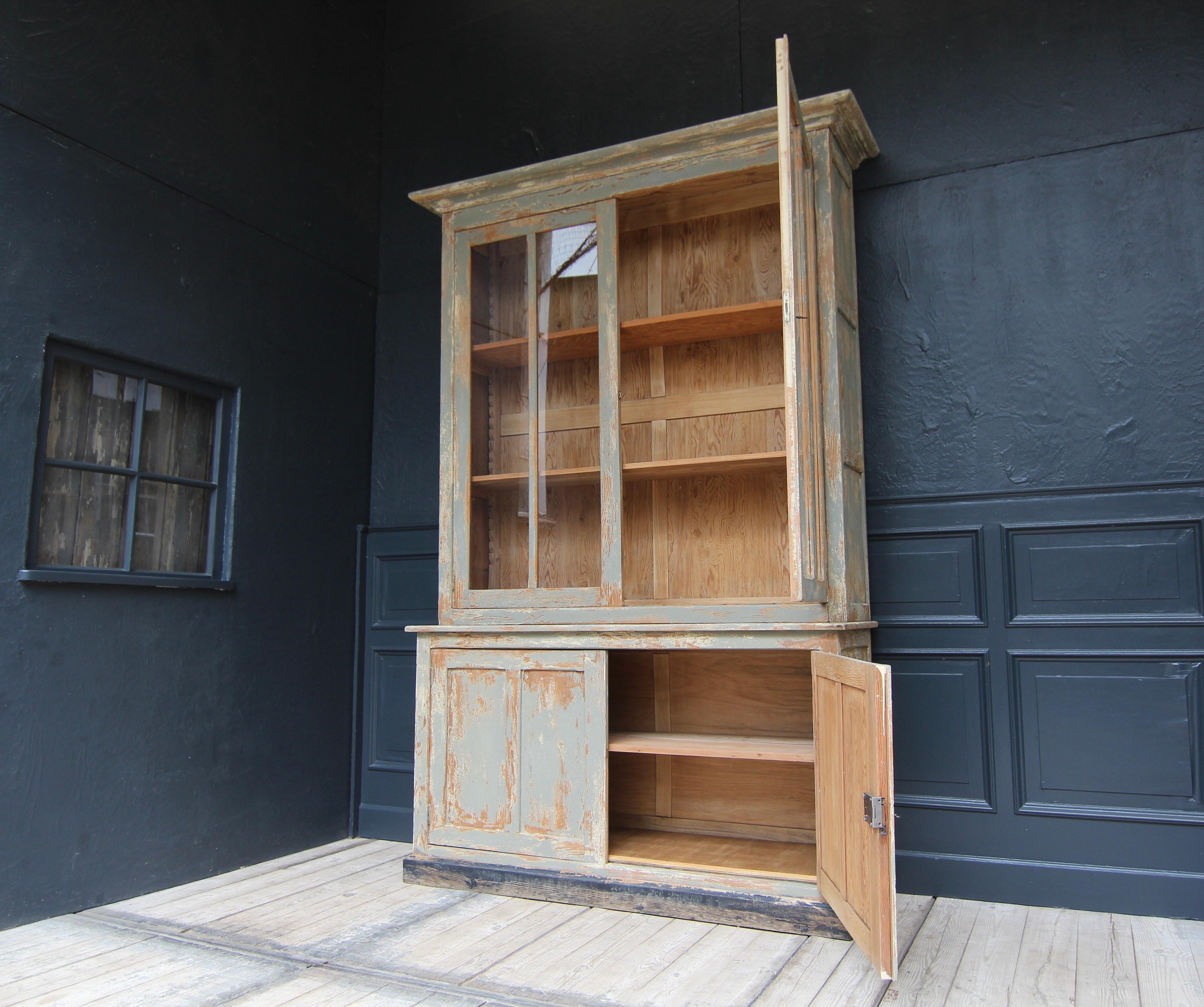 Early 20th Century French Painted Display Cabinet or Bookcase 6