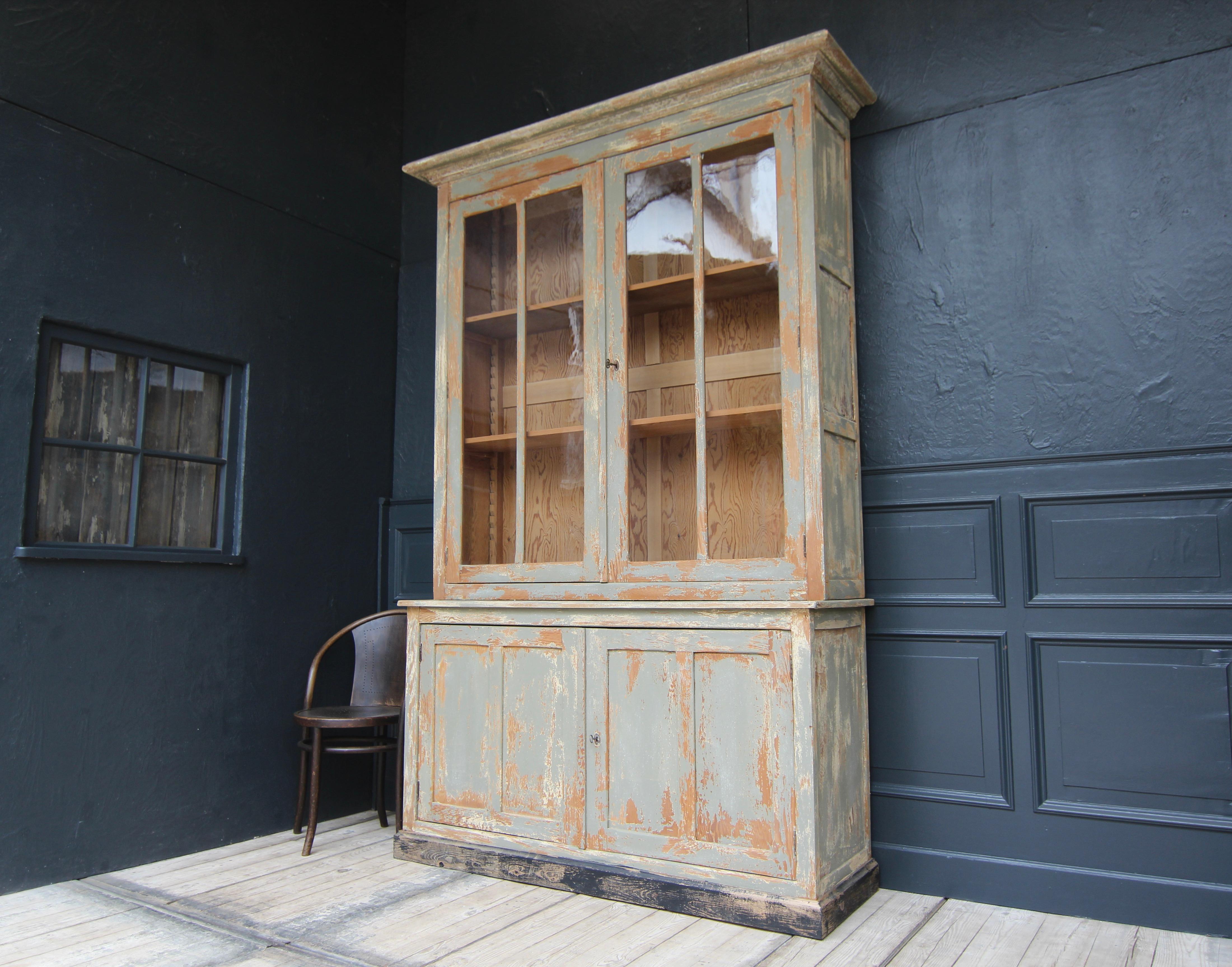 Early 20th Century French Painted Display Cabinet or Bookcase In Good Condition In Dusseldorf, DE