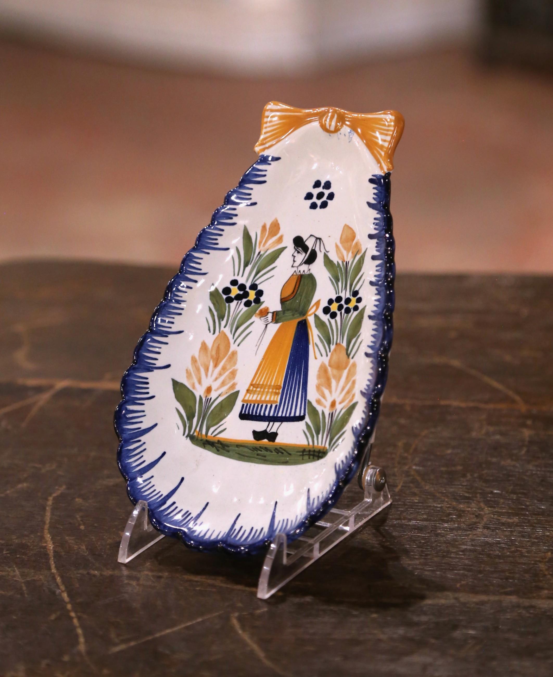 Realza tu estantería o tu isla de cocina con este exquisito juego de vajilla o vide-poches antiguos de Quimper. Fabricados en Quimper (Francia) hacia 1920, los platos de loza pintados a mano con forma de concha tienen bordes festoneados y