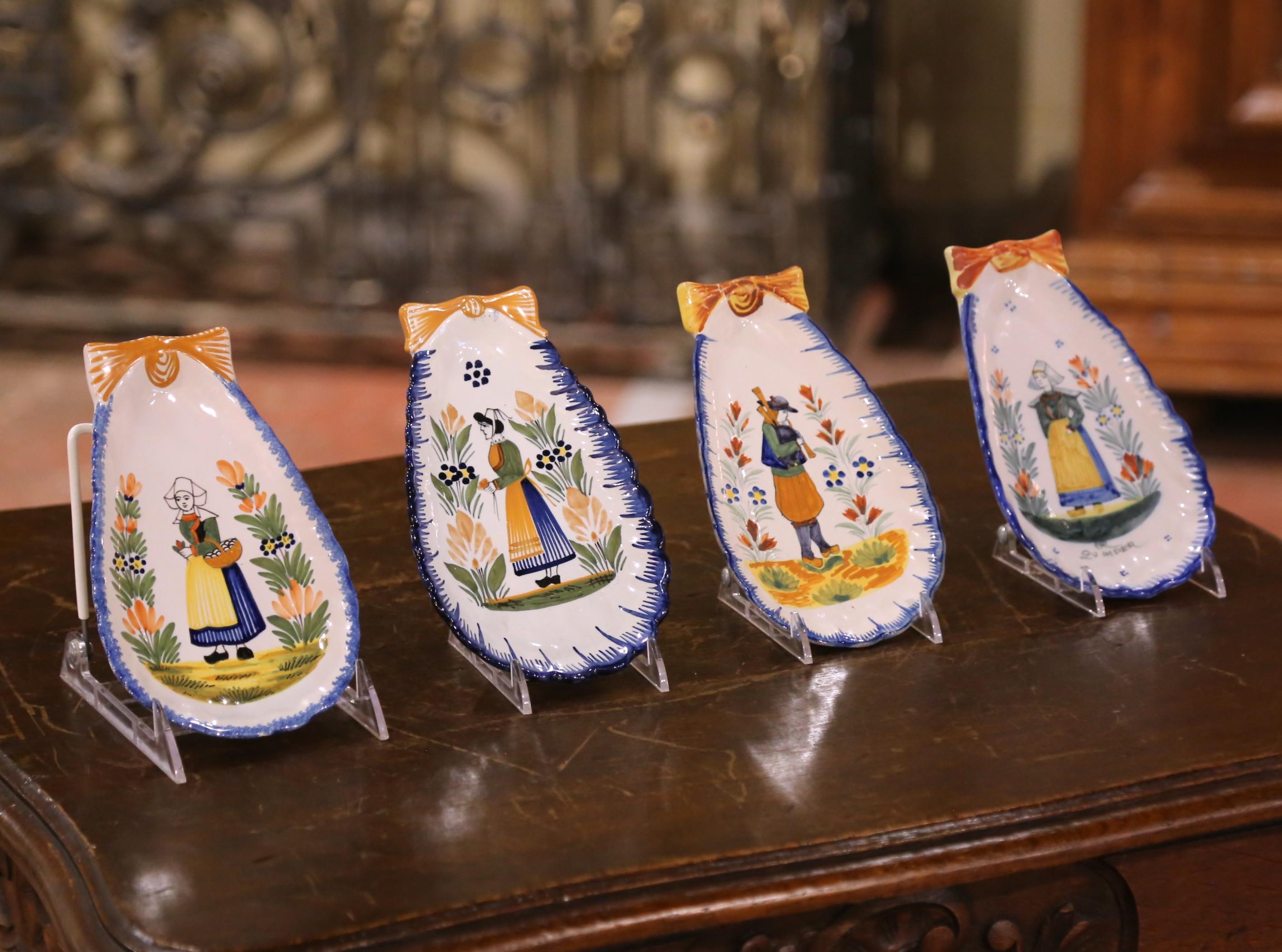 Juego de 4 Platos de loza pintada Henriot Quimper, franceses de principios del siglo XX Fayenza en venta