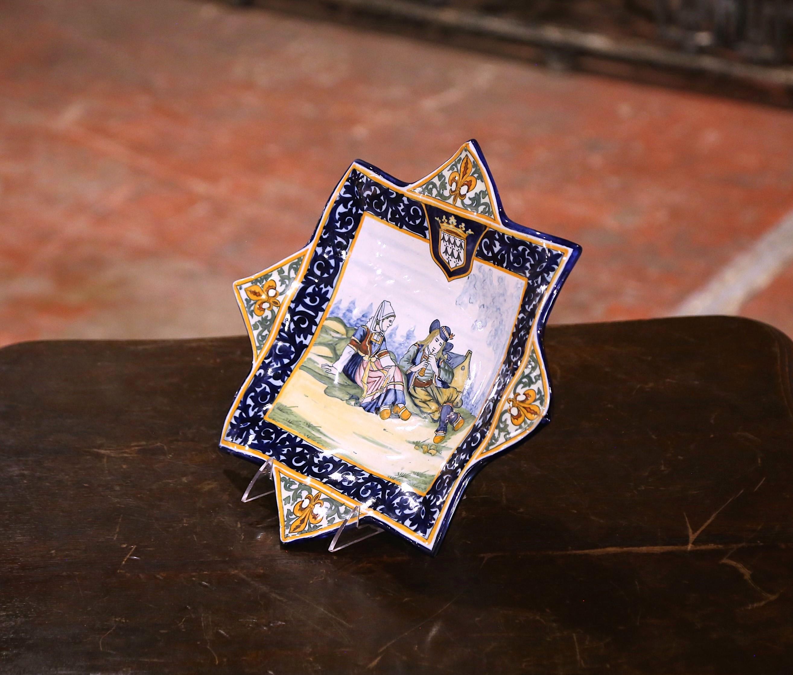 Decora una parete della cucina o una mensola con questo insolito piatto antico a forma di stella. Creato in Francia intorno al 1910, il piatto in ceramica con 