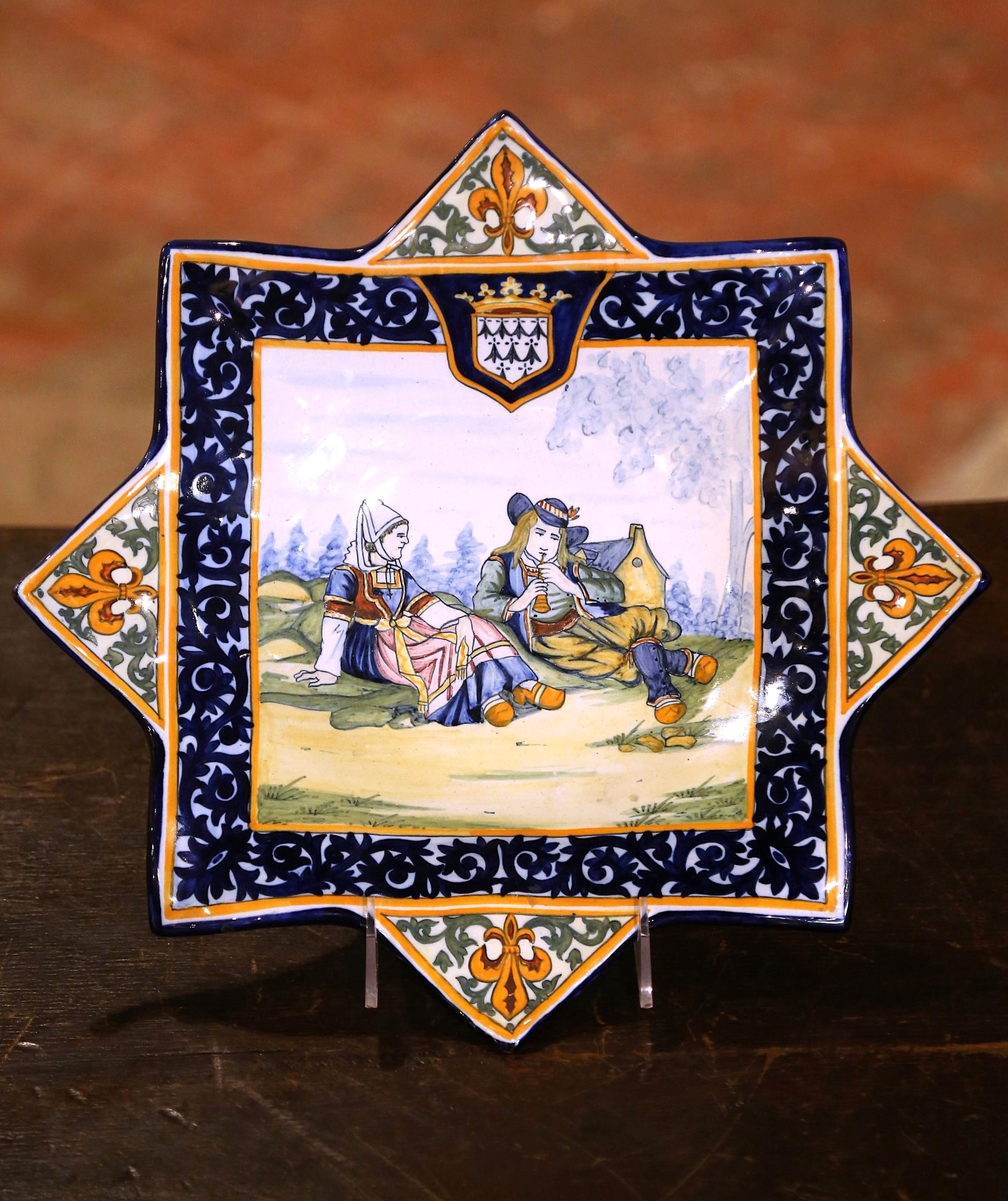 Dipinto a mano Piatto da parete in maiolica dipinta dei primi del Novecento francese, firmato Henriot Quimper in vendita