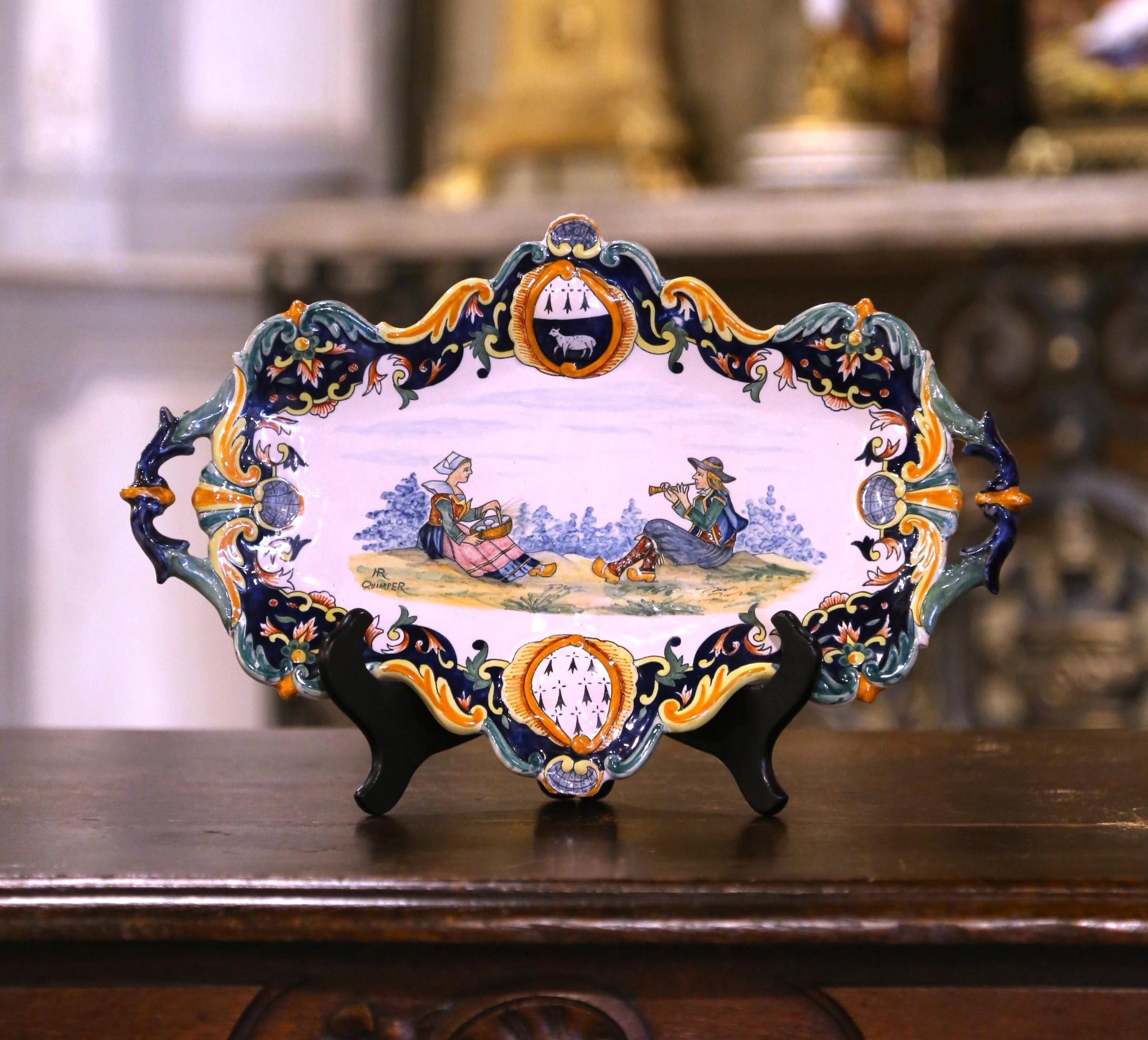 Plato de pared de loza pintada francesa de principios del siglo XX Firmado Henriot Quimper en Excelente estado para la venta en Dallas, TX