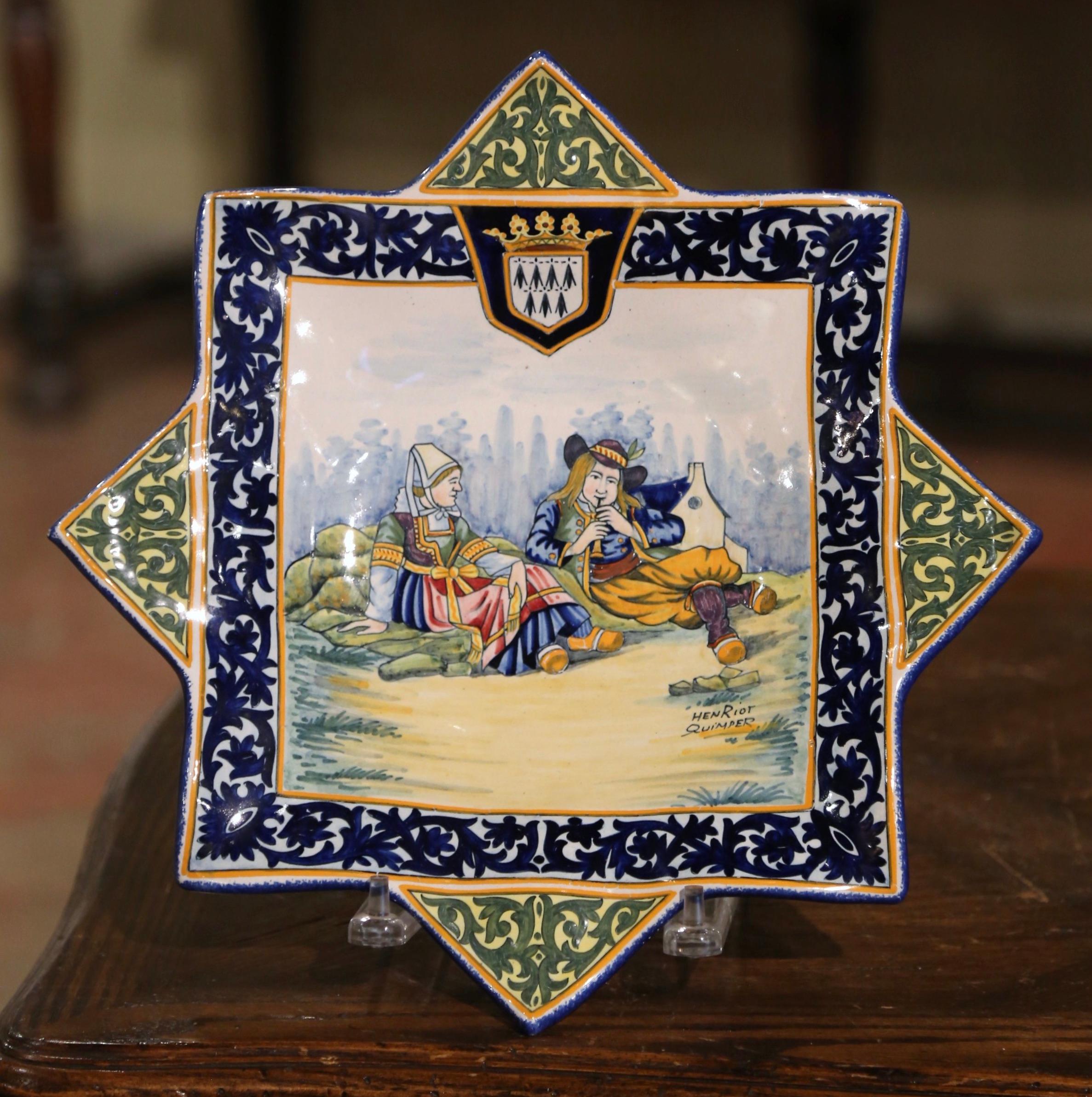 20ième siècle  Early 20th Century French Painted Faience Wall Platter Signed Henriot Quimper en vente