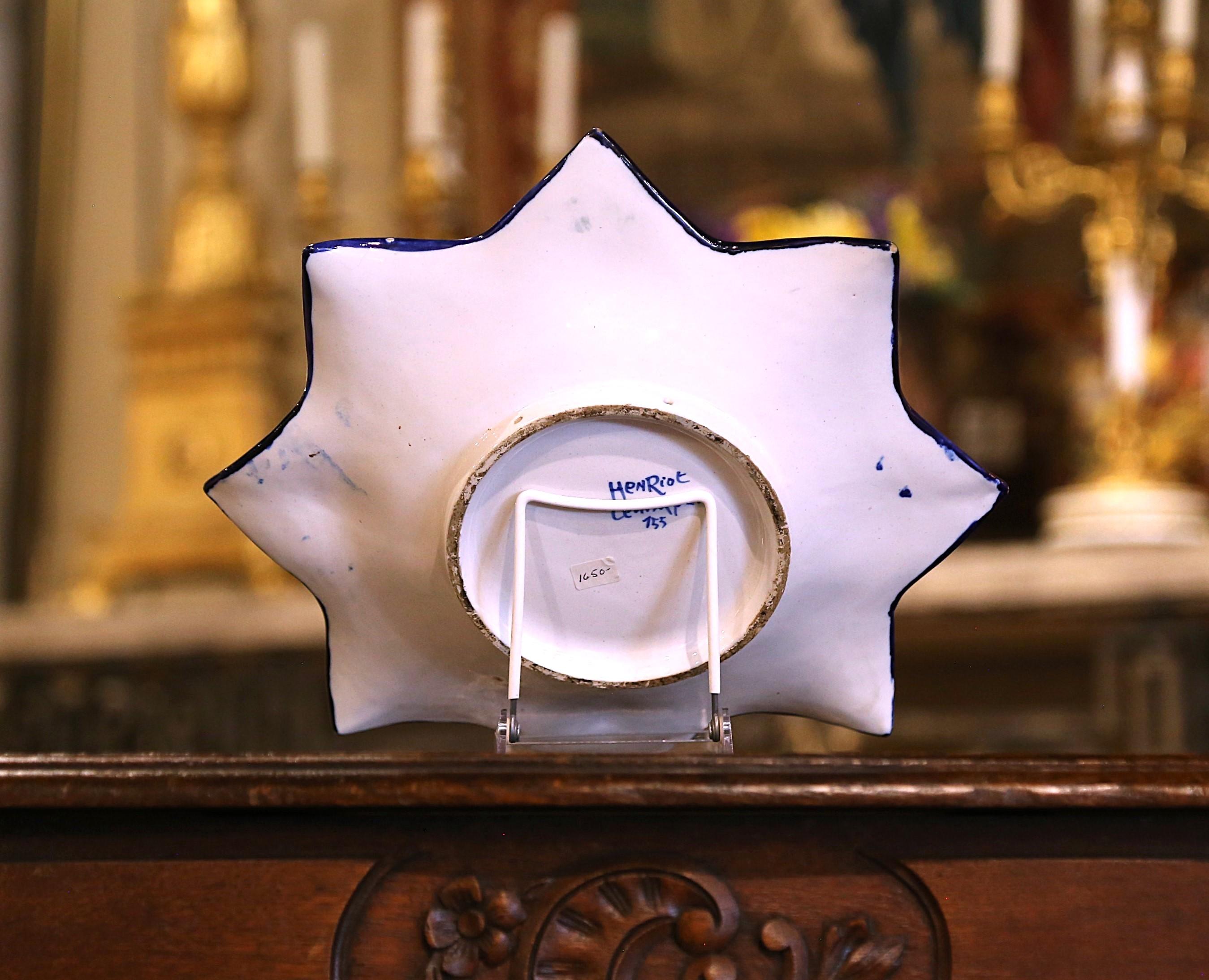 XX secolo Piatto da parete in maiolica dipinta dei primi del Novecento francese, firmato Henriot Quimper in vendita