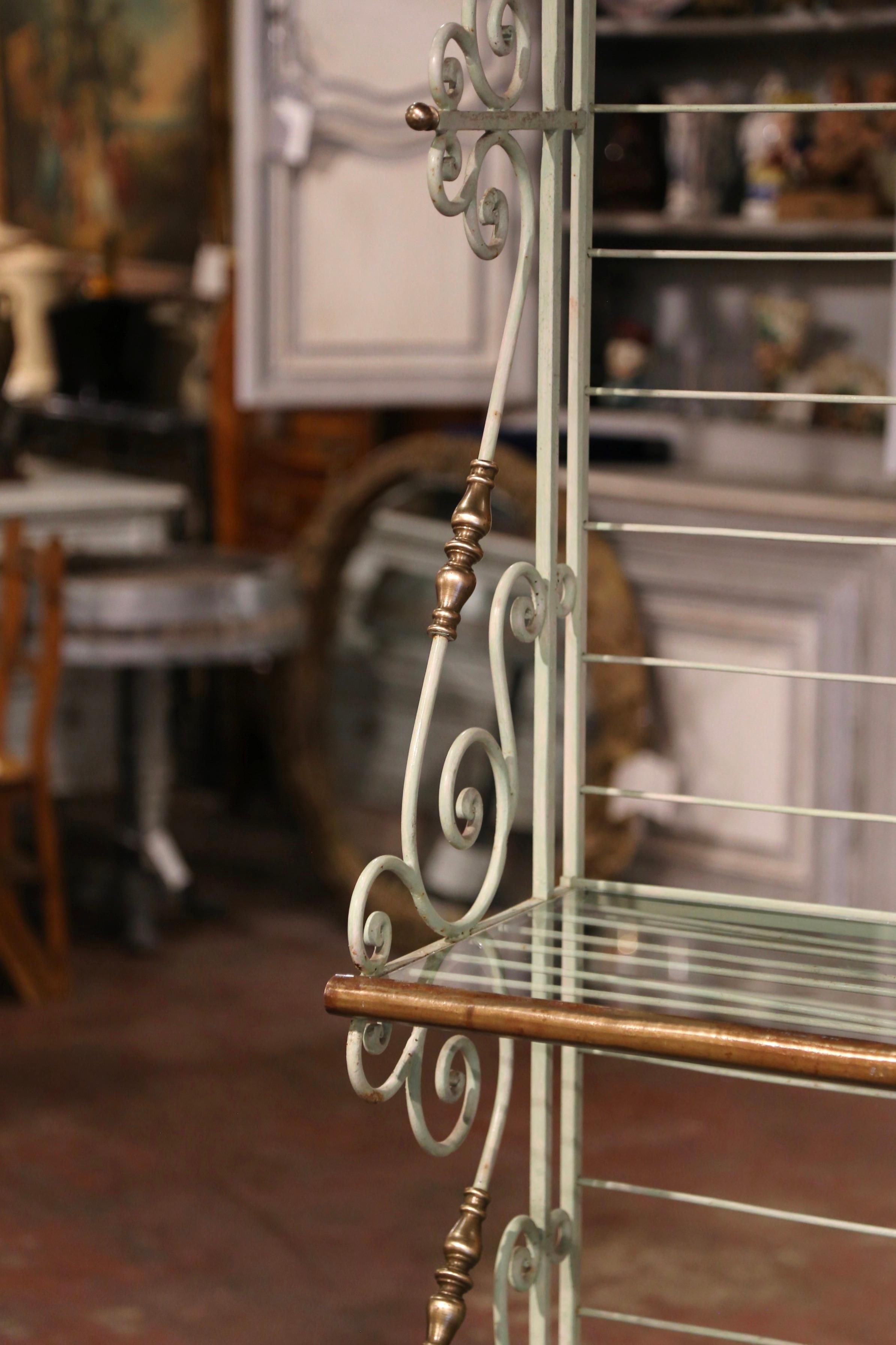 Fait main Étagère de boulanger à trois niveaux en fer peint, bronze et laiton du début du XXe siècle  en vente