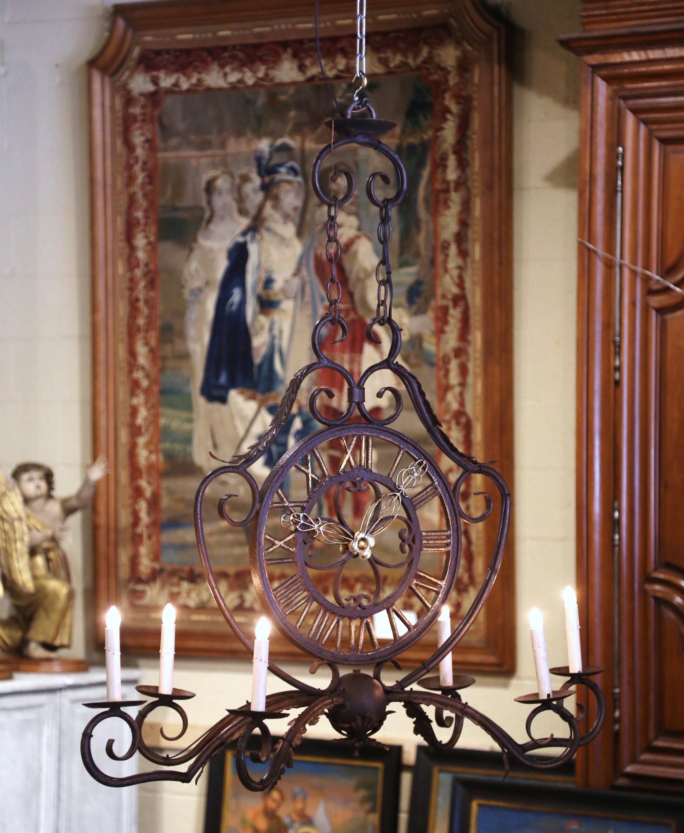 Frühes 20. Jahrhundert Französisch lackiert Eisen Sechs-Licht-Uhr-Kronleuchter (Louis XV.) im Angebot