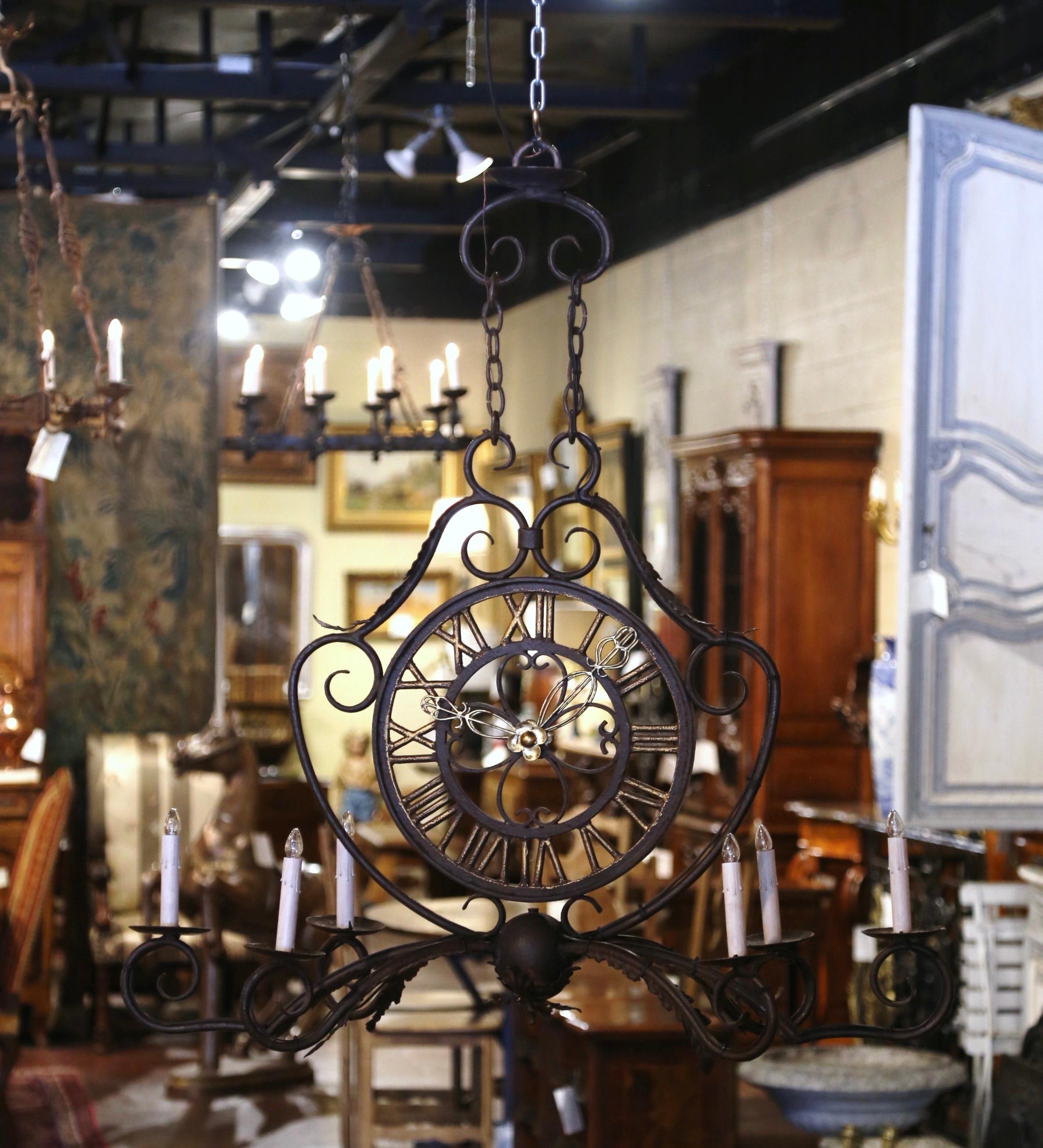 Frühes 20. Jahrhundert Französisch lackiert Eisen Sechs-Licht-Uhr-Kronleuchter im Zustand „Hervorragend“ im Angebot in Dallas, TX