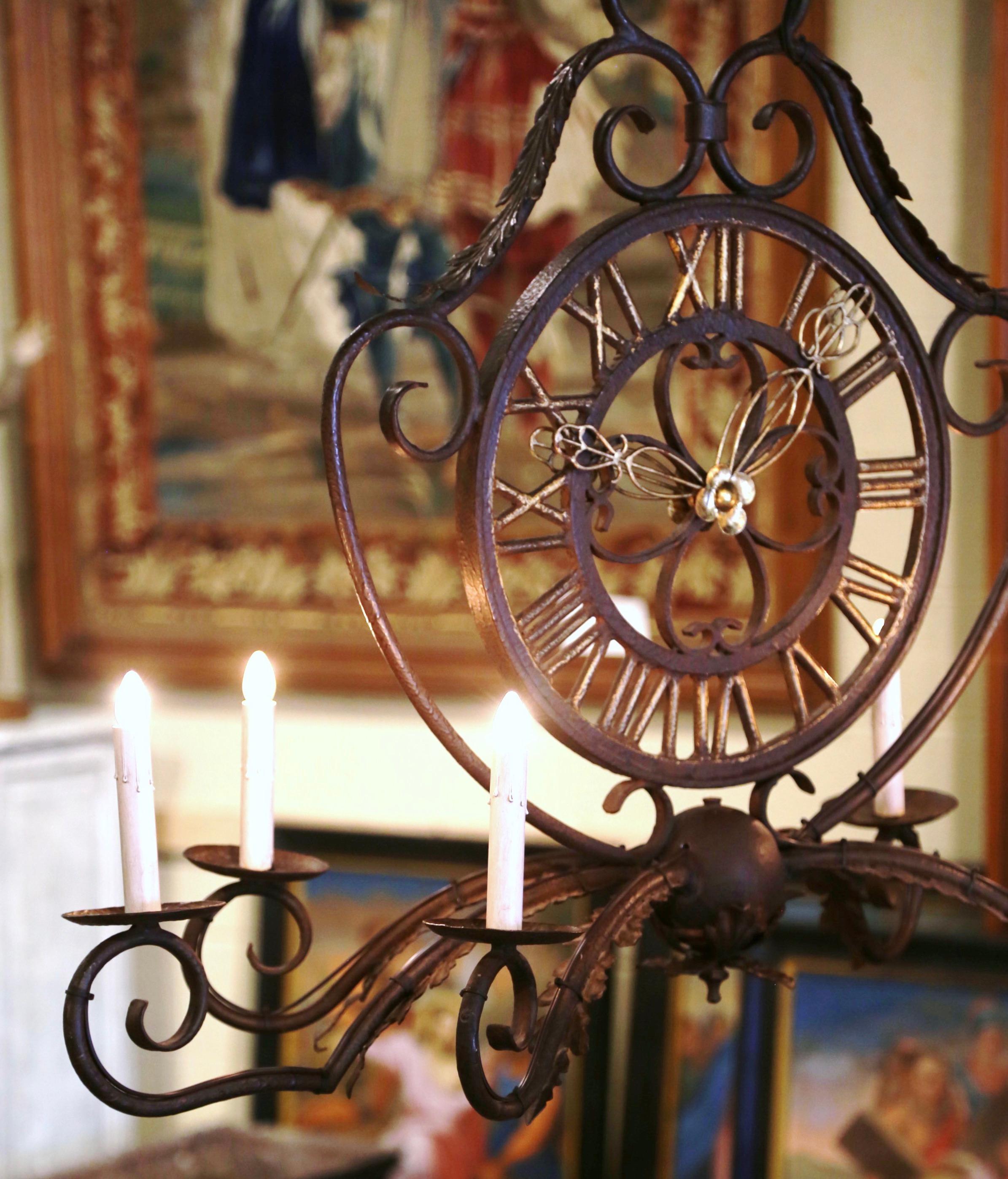 Frühes 20. Jahrhundert Französisch lackiert Eisen Sechs-Licht-Uhr-Kronleuchter im Angebot 1