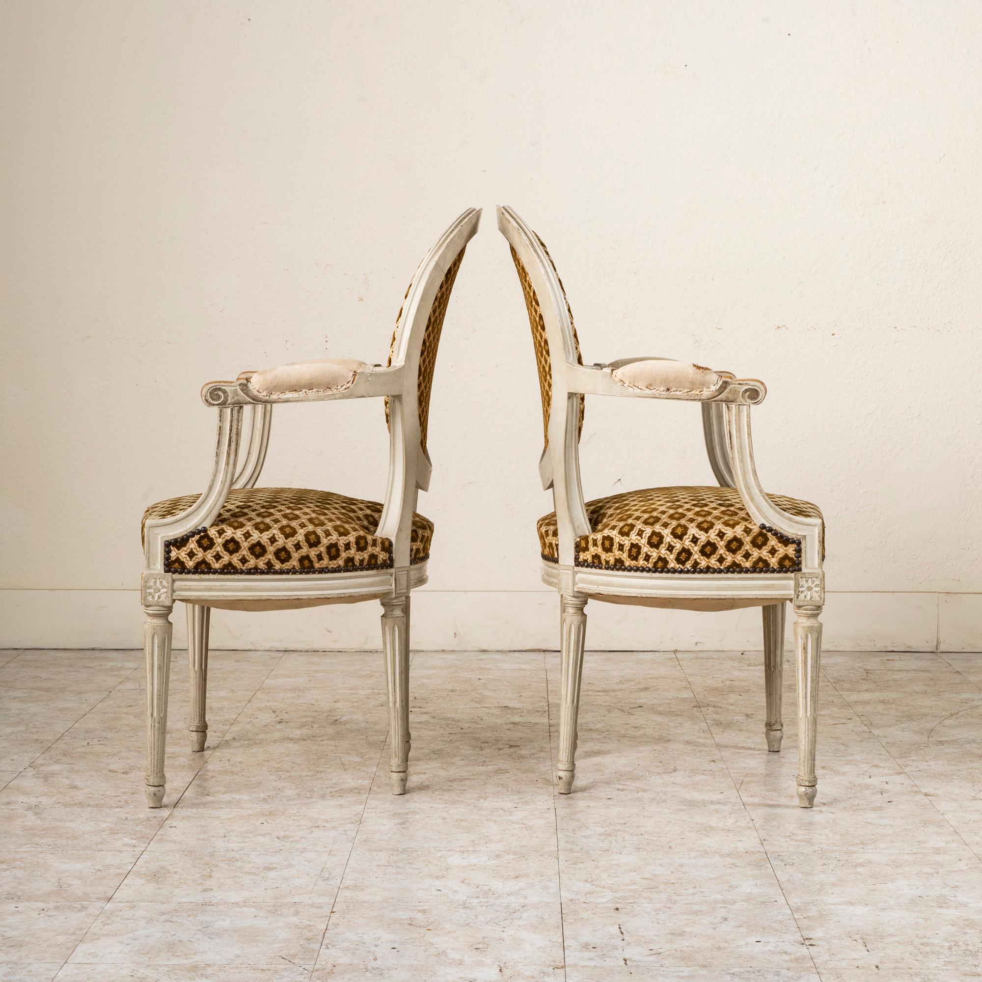 Französische bemalte Sessel im Louis-XVI-Stil des frühen 20. Jahrhunderts mit Medaillonrückenlehne (Gemalt) im Angebot